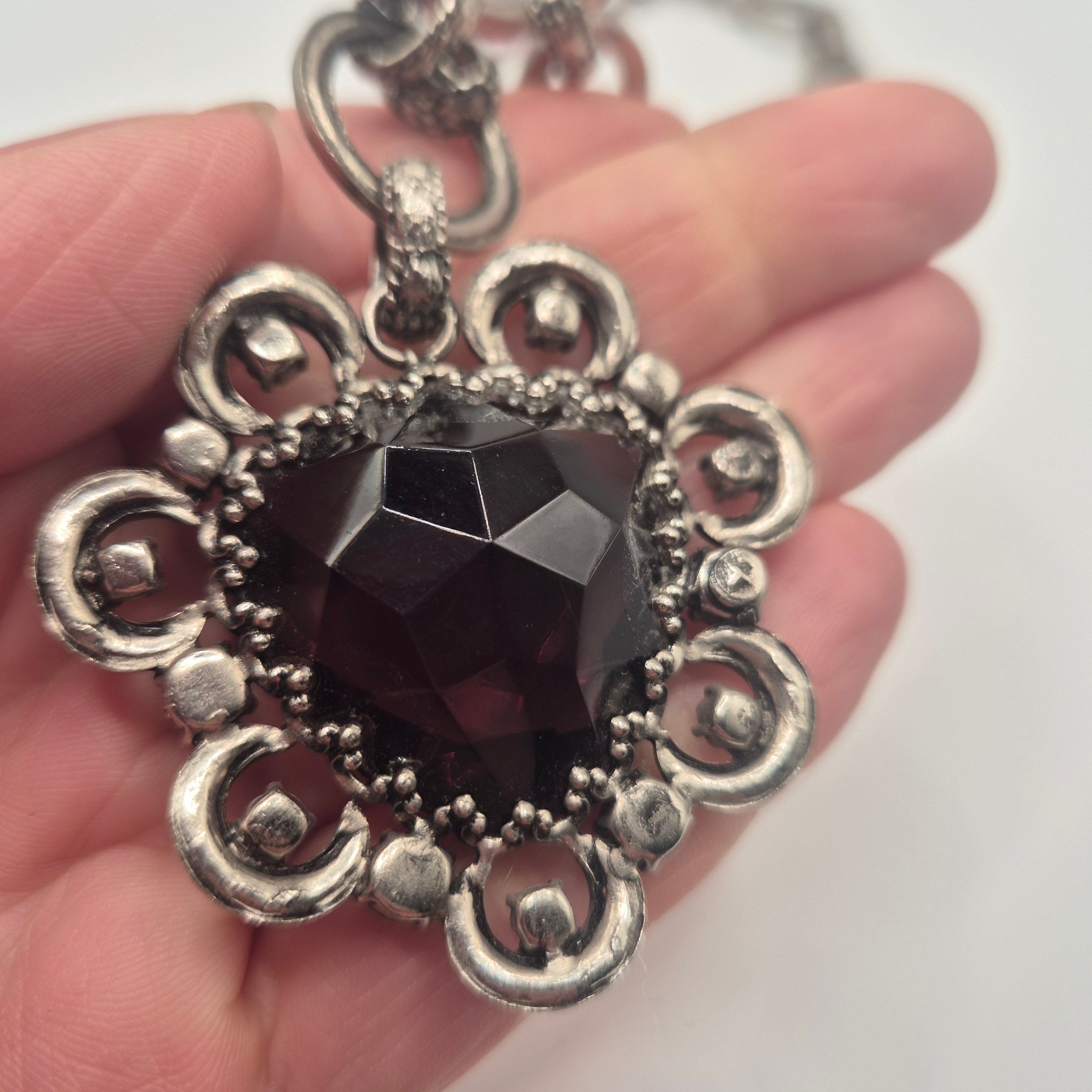 Extravagante Vintage-Halskette im Barock-Stil – Statement-Piece mit dunklem Glas Amethyst & bunten Akzenten