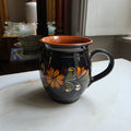 Vintage Krug mit Henkel - Handbemalt mit Blumen - schwarz