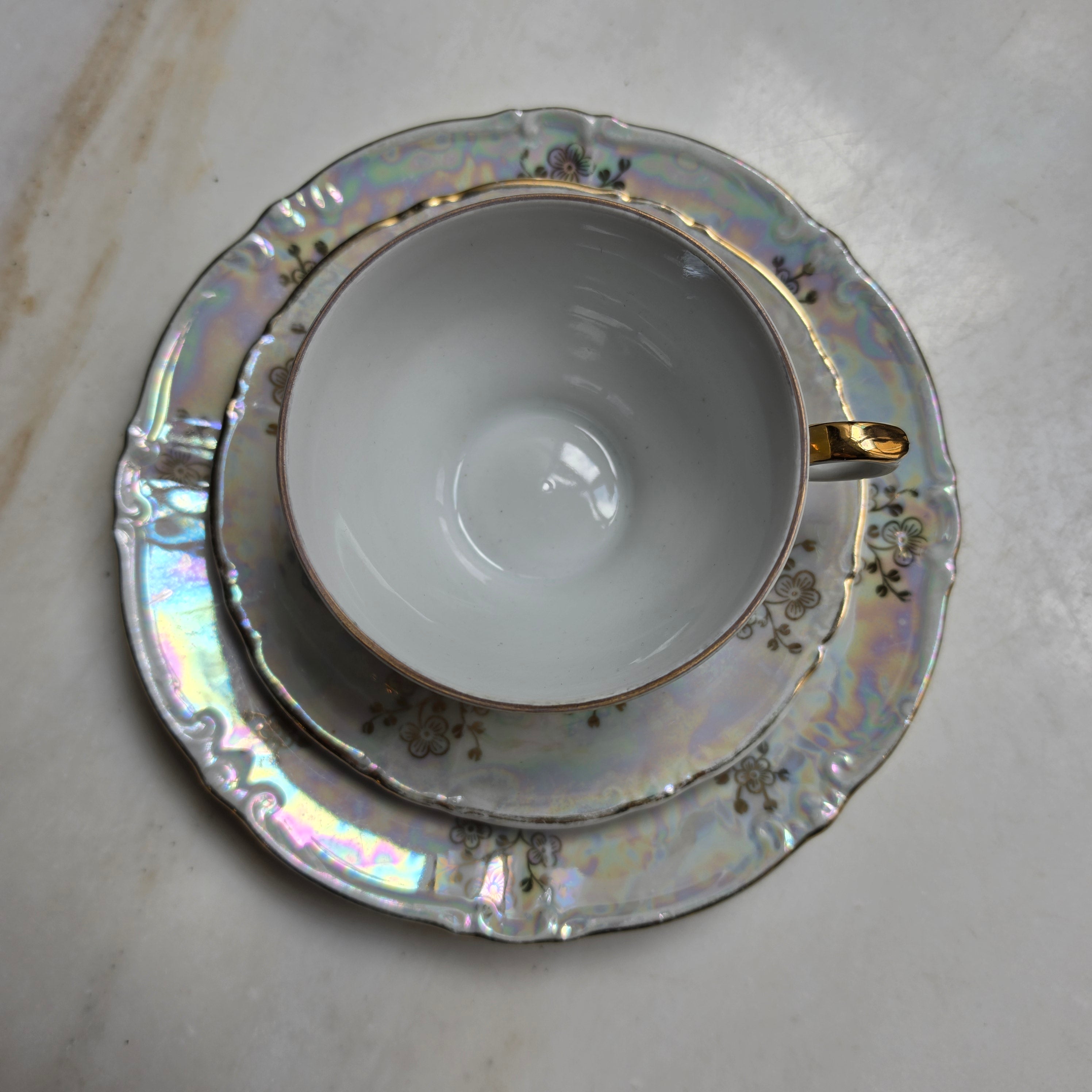 Vintage Kahla Porzellan Sammeltasse mit Lüsterglasur & Golddekor - 3-teiliges Gedeck Made in GDR