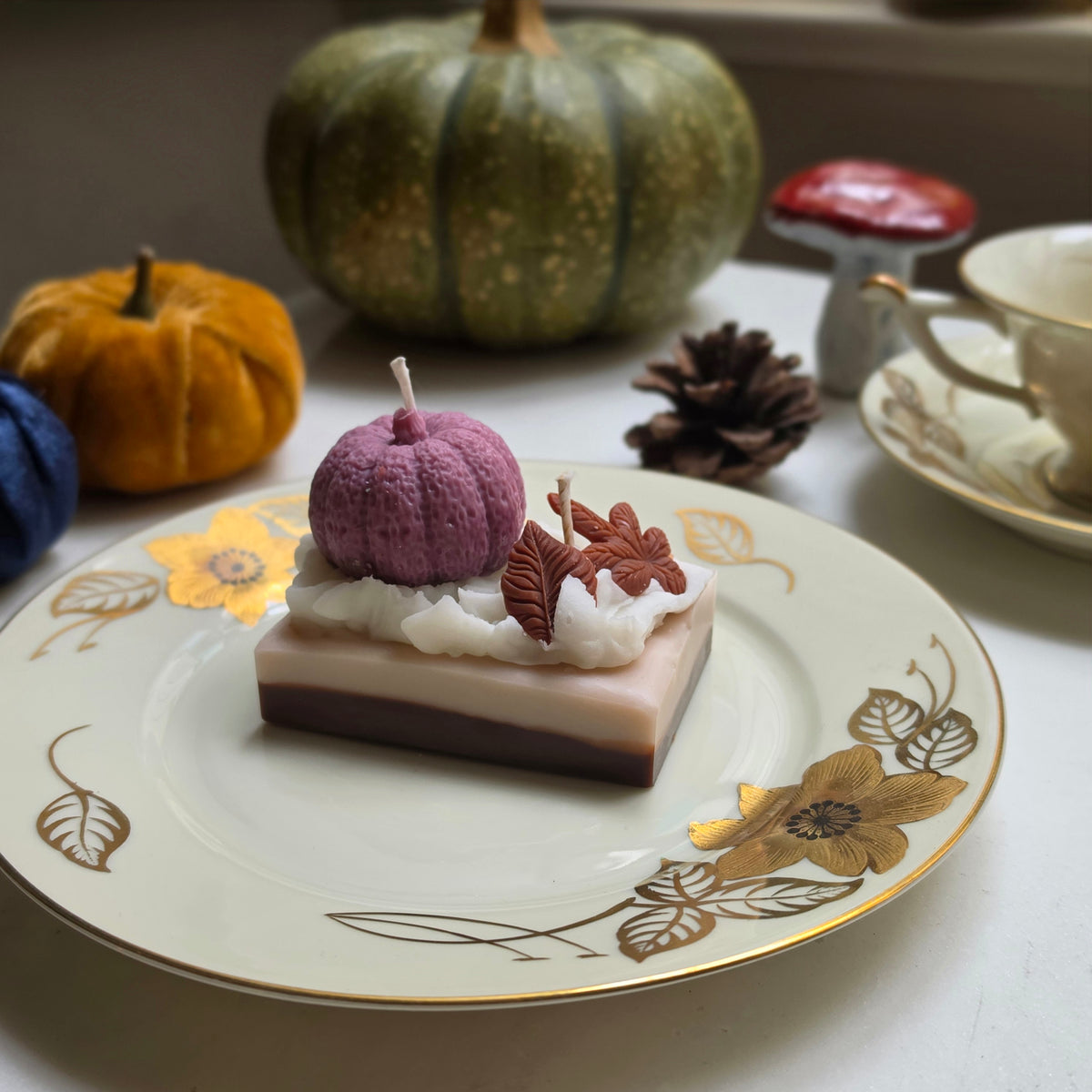Handgemachte Sojawachs-Kerze „Lovely Pumpkin Pie Slice“ - Herbstliche Dessert-Kerze