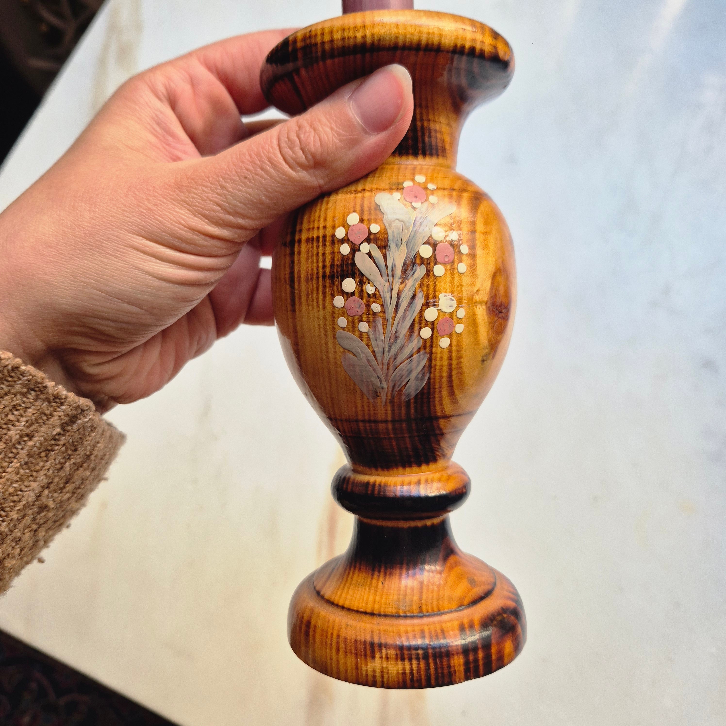 Handbemalter Kerzenständer aus Holz im rustikalen Design