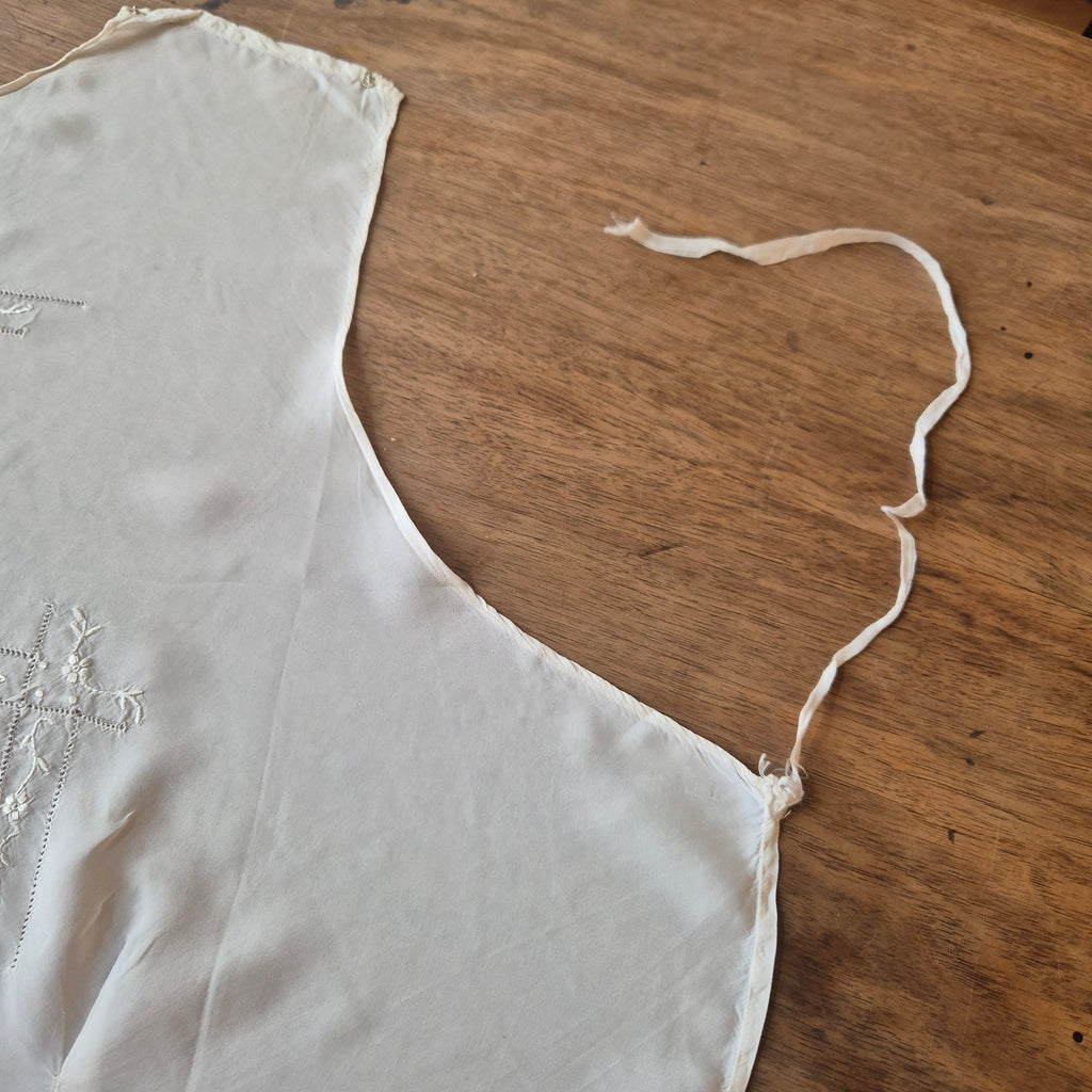 Unvollendete Näharbeit aus den 70er Jahren Weste Taille Kleid weiß Stoffrest