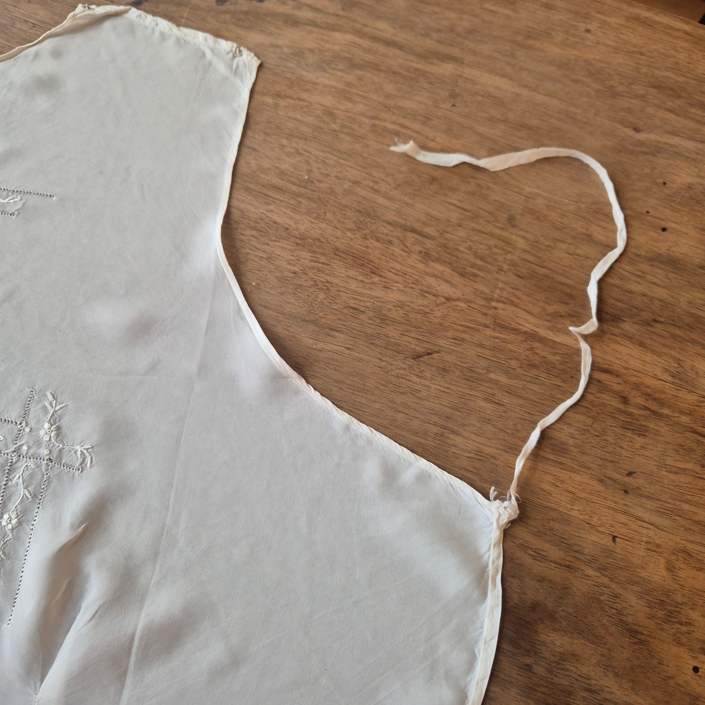 Unvollendete Näharbeit aus den 70er Jahren Weste Taille Kleid weiß Stoffrest