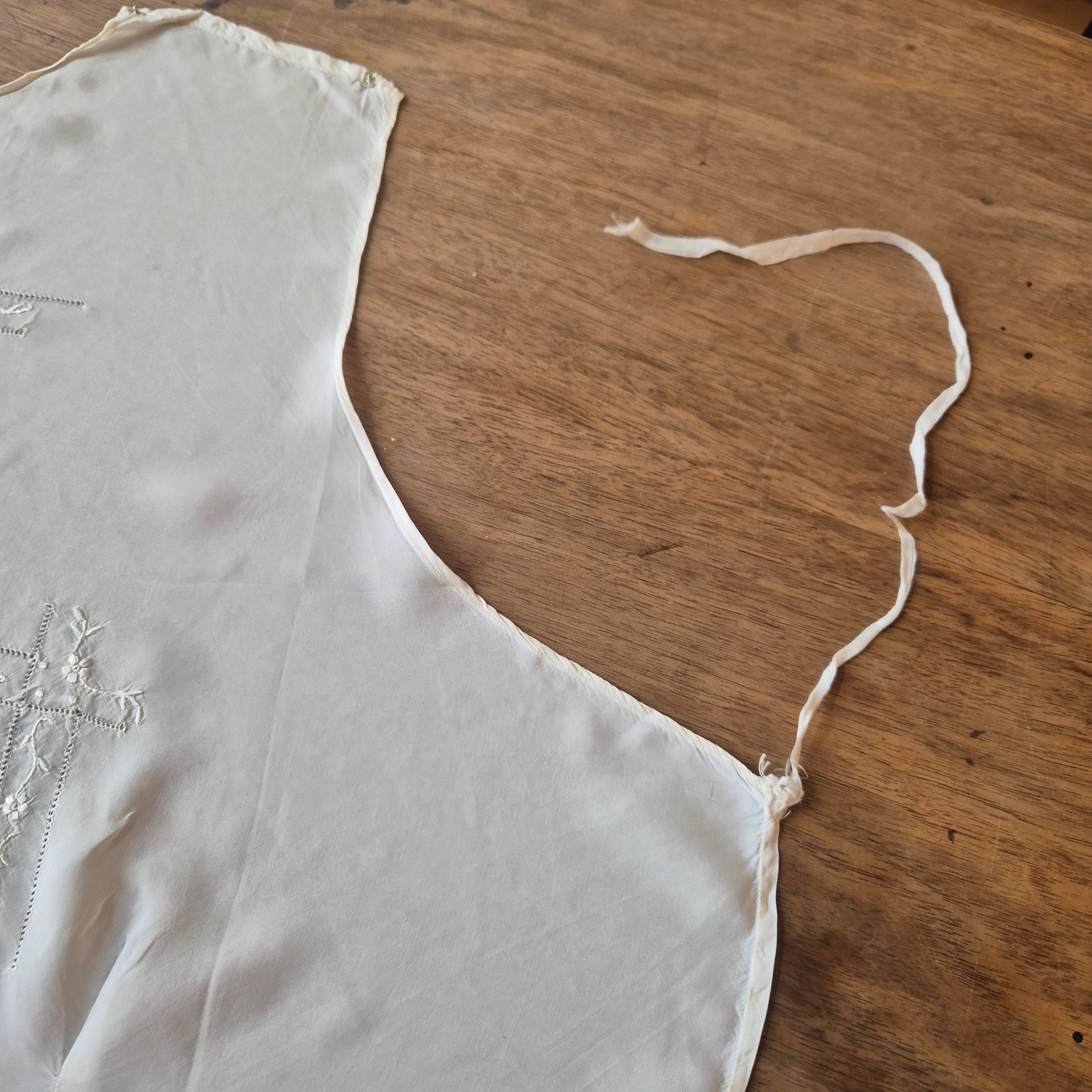 Unvollendete Näharbeit aus den 70er Jahren Weste Taille Kleid weiß Stoffrest