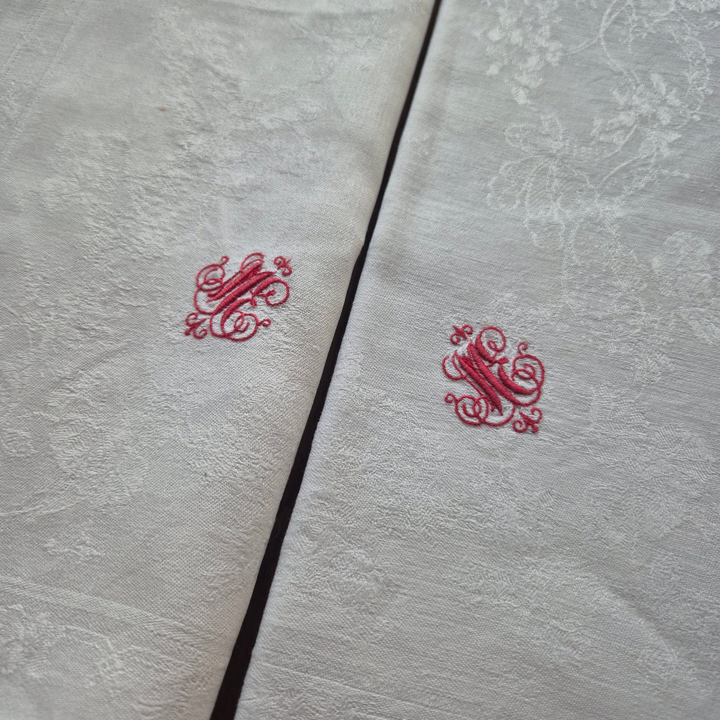 2x Antike Jugendstil Servietten/Mitteldecken rot bestickt weiß 62x62cm Monogramm M.E. Damast