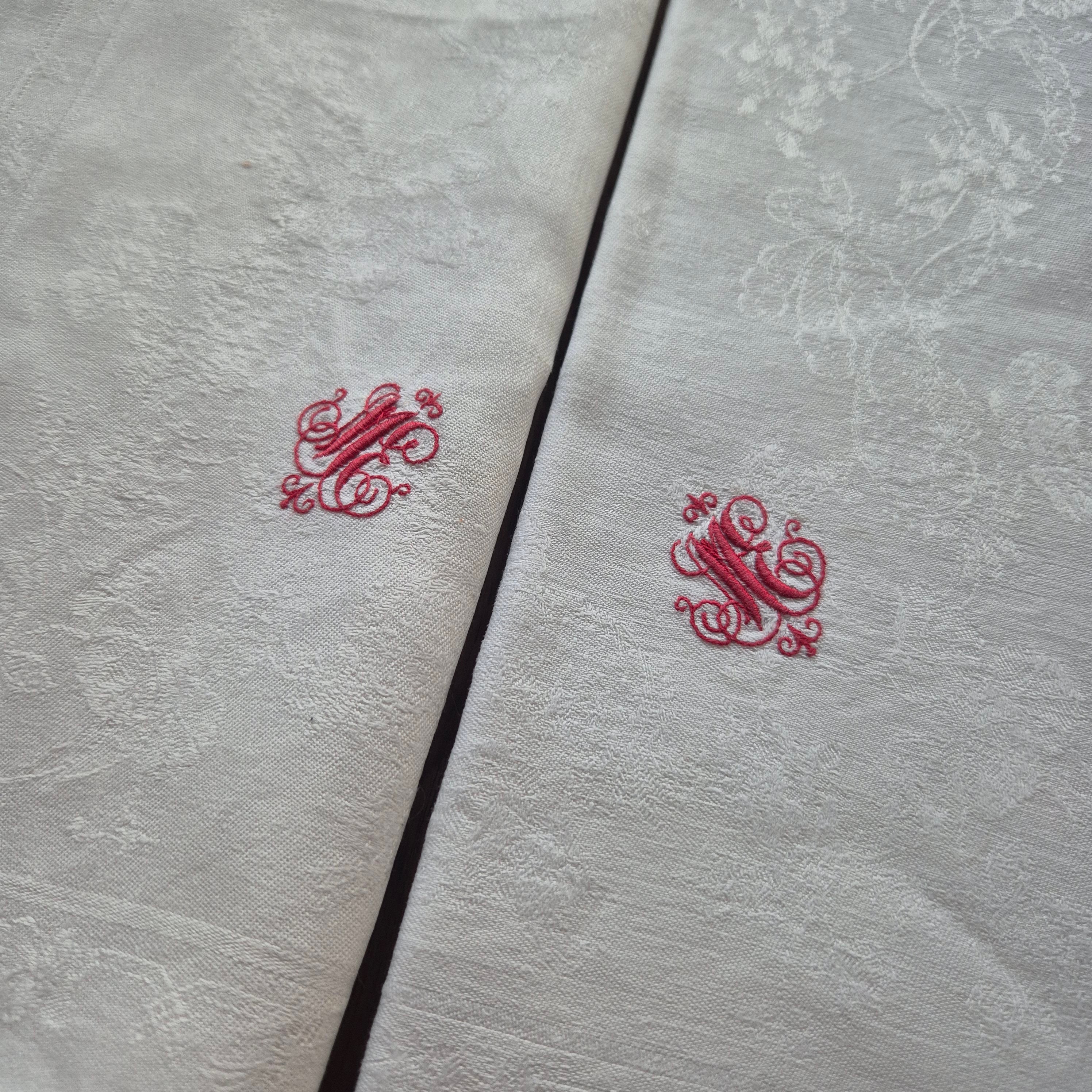 2x Antike Jugendstil Servietten/Mitteldecken rot bestickt weiß 62x62cm Monogramm M.E. Damast