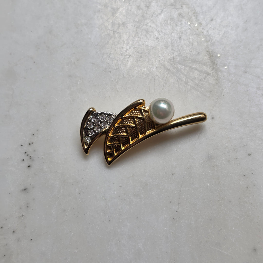 Elegante Vintage-Brosche im Segelschiff-Design – Goldfarben mit Kunstperle & Strass