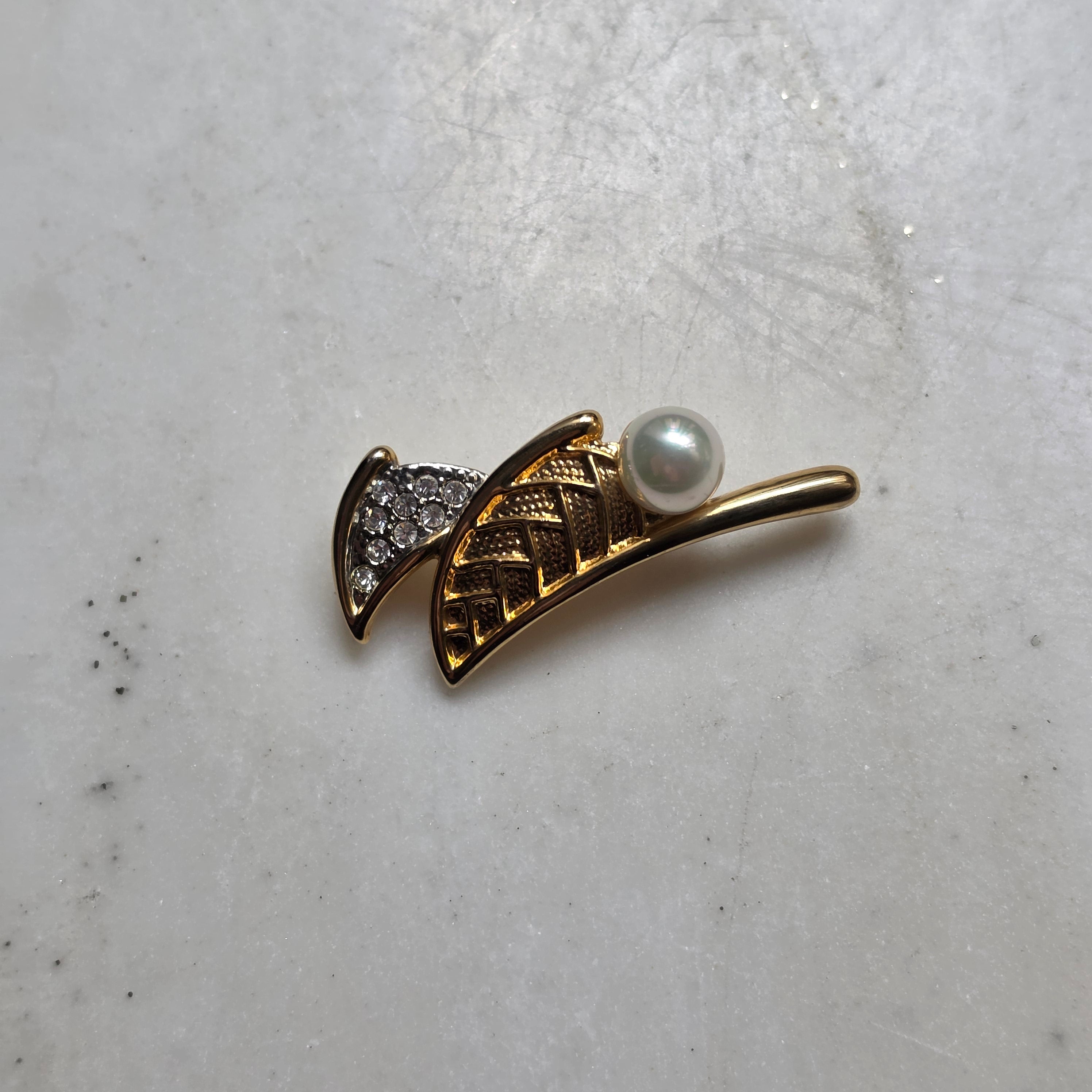 Elegante Vintage-Brosche im Segelschiff-Design – Goldfarben mit Kunstperle & Strass