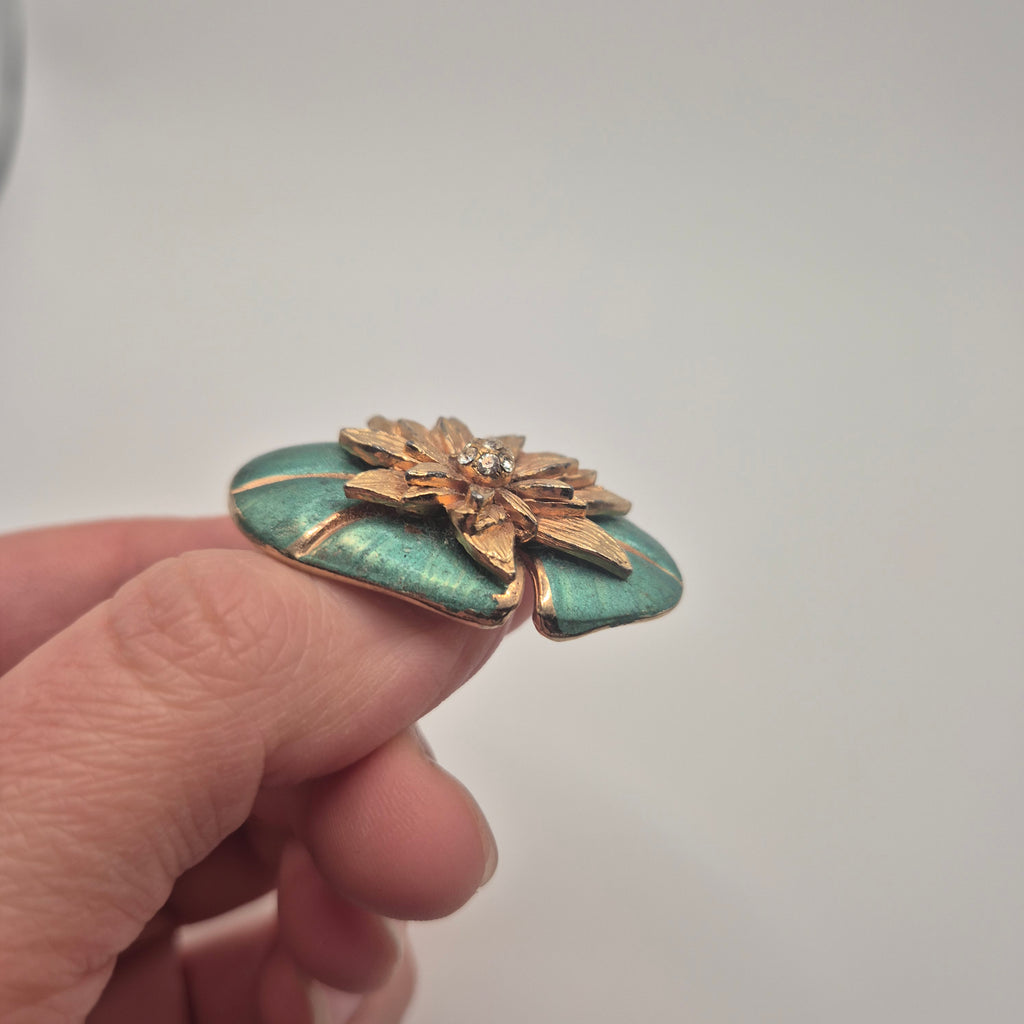Vintage Seerosen-Brosche mit echter Patina – Gold/Grün