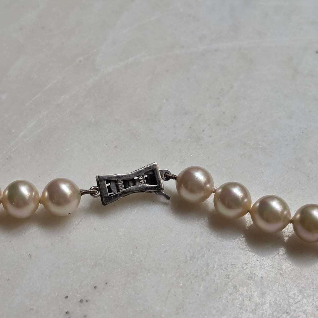 Elegante Perlenkette mit 835 Silber-Steckschloss – Shimmering Modeschmuck-Perlen mit bronzegoldenen Akzenten