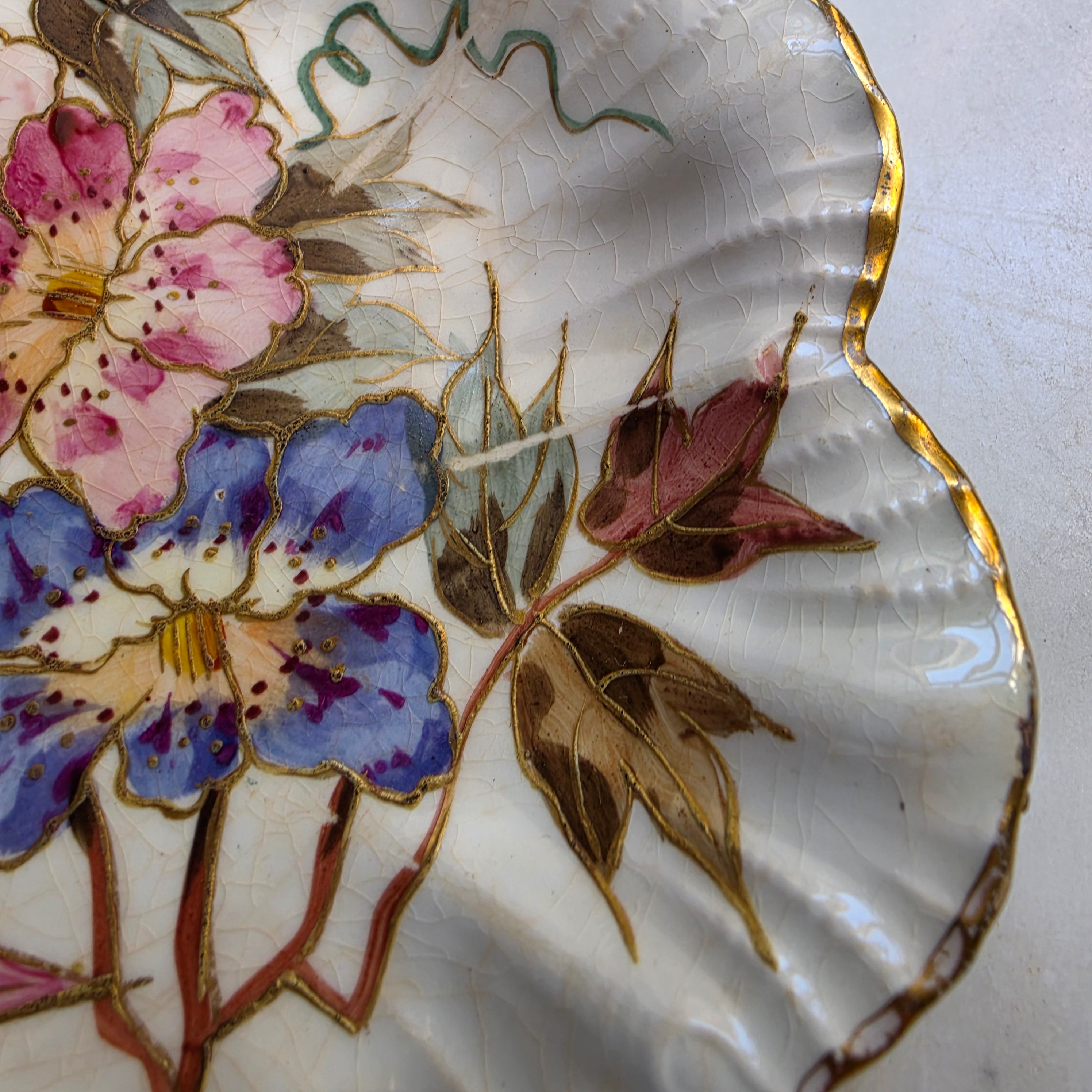 Antiker handbemalter Porzellanteller mit Blumenmalerei Goldrand um 1900
