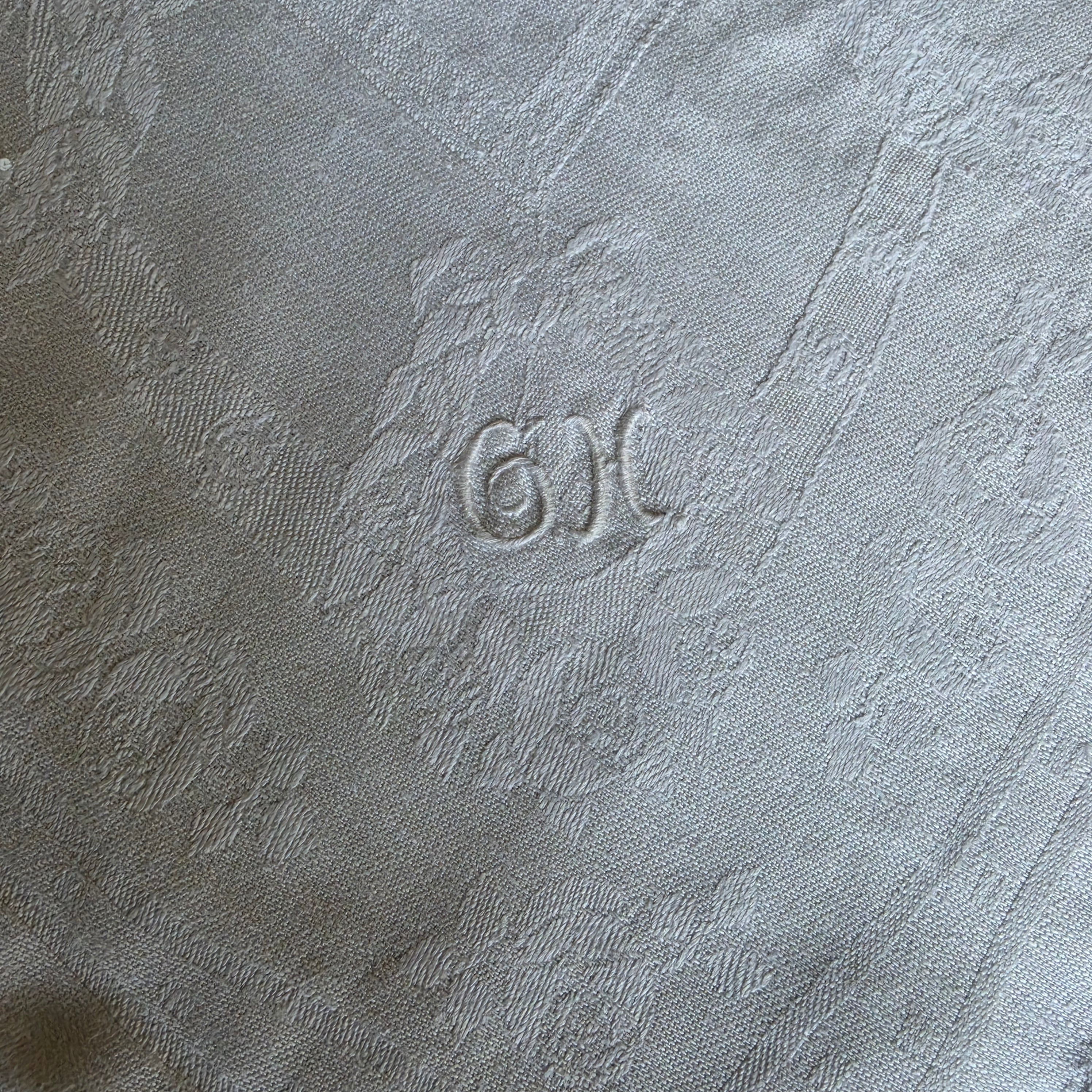 Vintage Damast-Mitteldecke / Prachtserviette mit Rosen-Jacquard & Handmonogramm „GK“ - 60x60cm