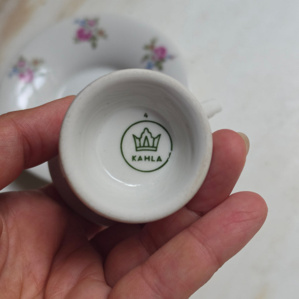 Vintage Kahla Mokkatasse / Espressotasse mit Untertasse – Romantisches Blümchendekor & Schwanenhals-Henkel