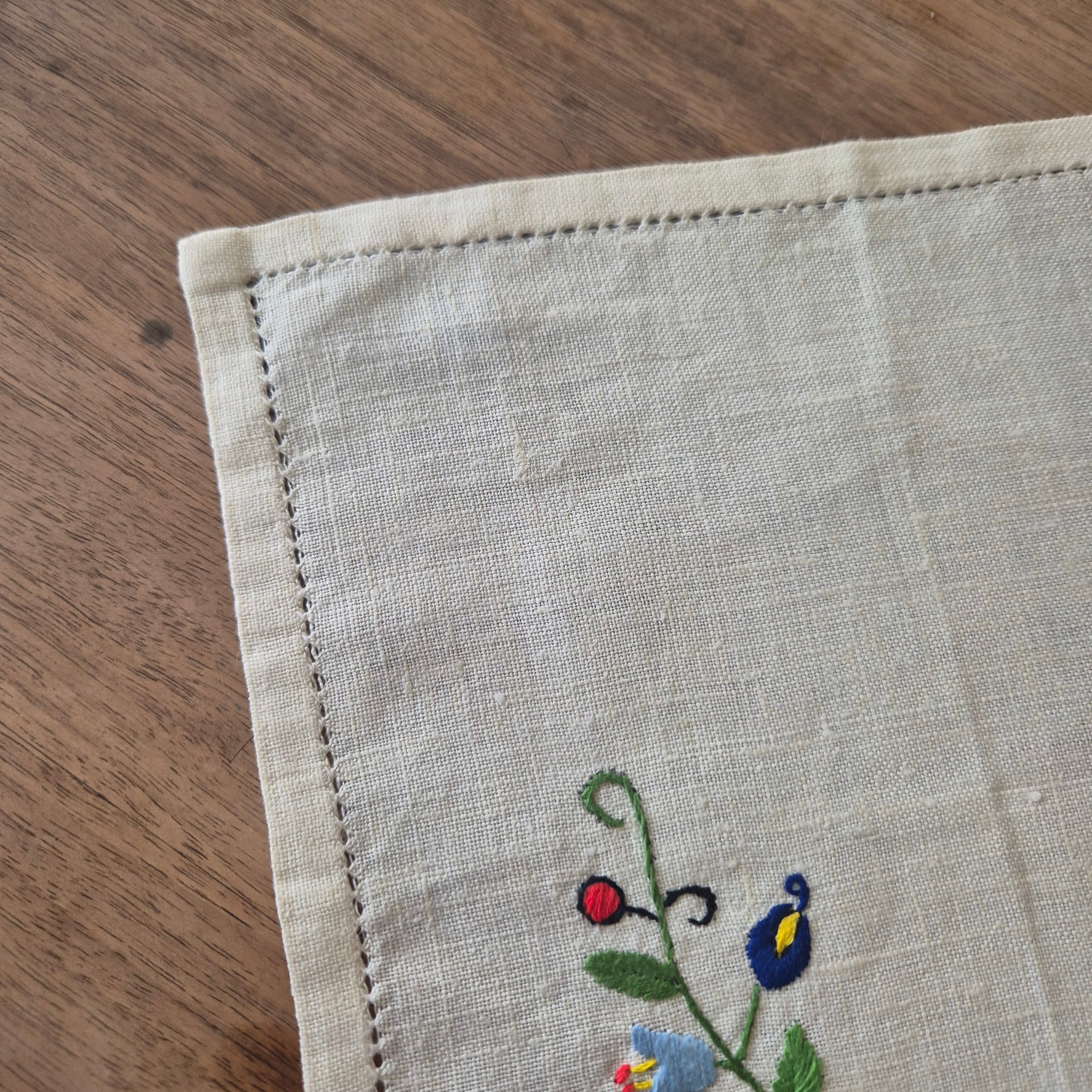 Vintage DDR kleines Zierdeckchen Handbestickt  27x29cm