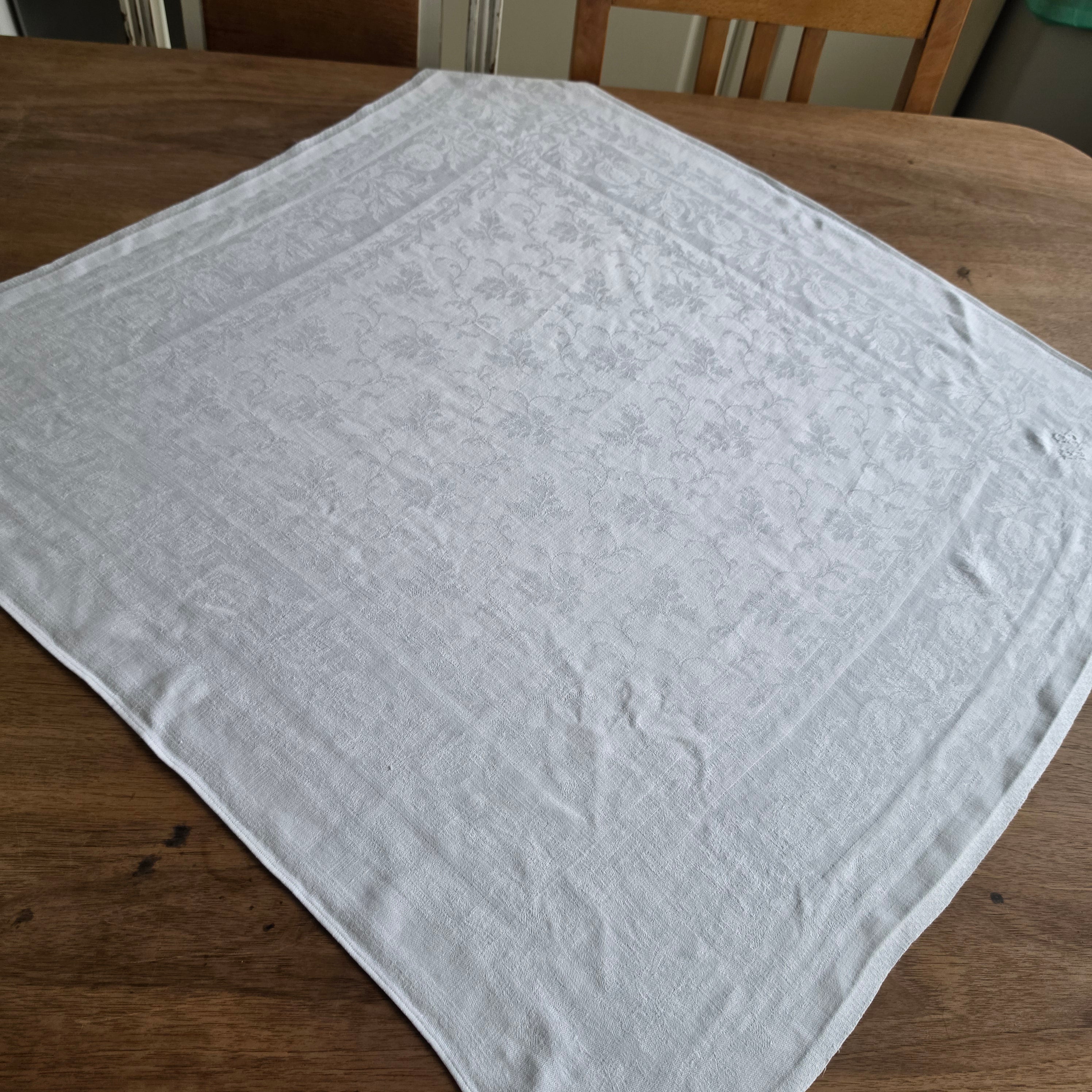 Vintage Damast-Tischdecke / Mundtuch mit Floralem Muster & Handstickerei "HB" 69x66cm