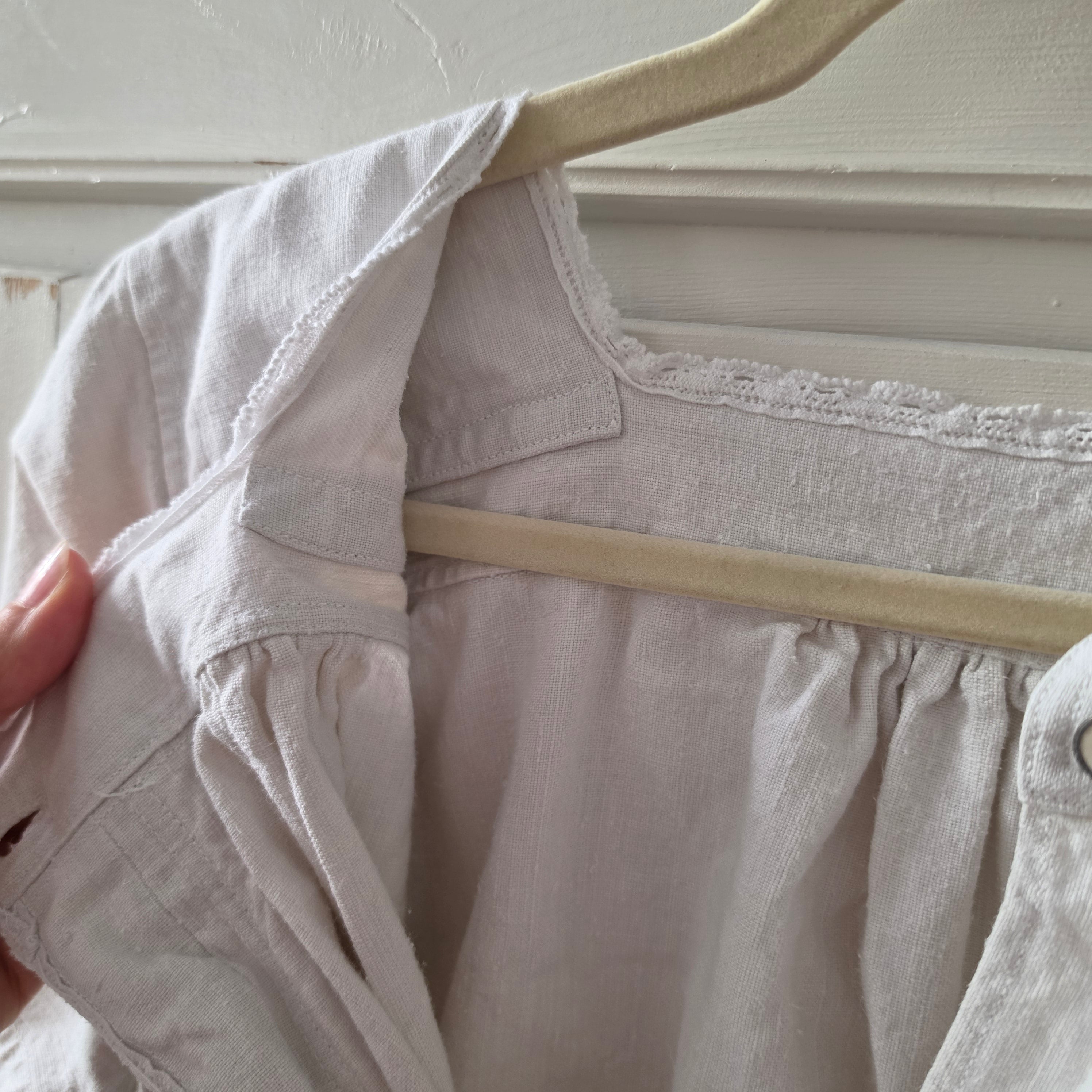Antikes Nachthemd aus festem Leinen – Handgesticktes Jugendstil-Monogramm (A.J. oder A.I.