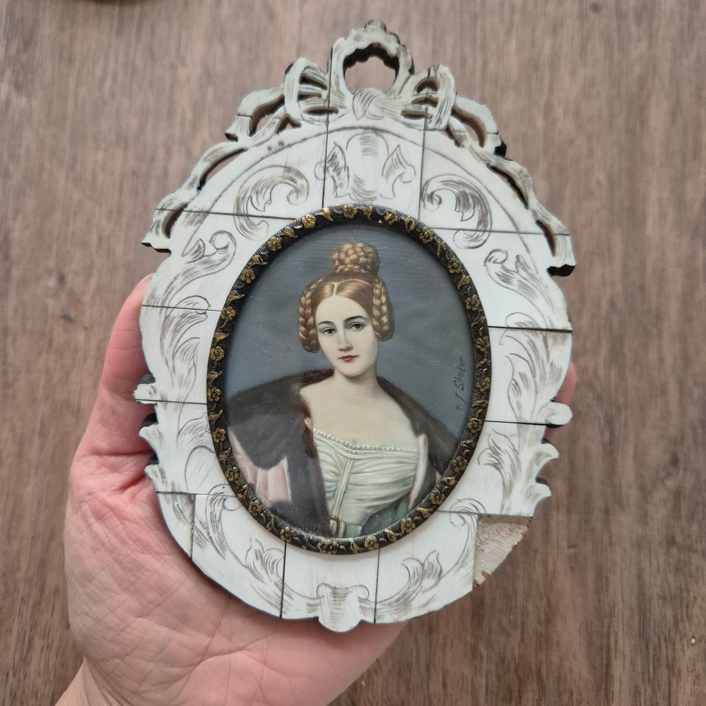 Antike viktorianische Miniaturmalerei / Lupenmalerei Porträt "Caroline von Holnstein" auf Bein / Porzellan Holz