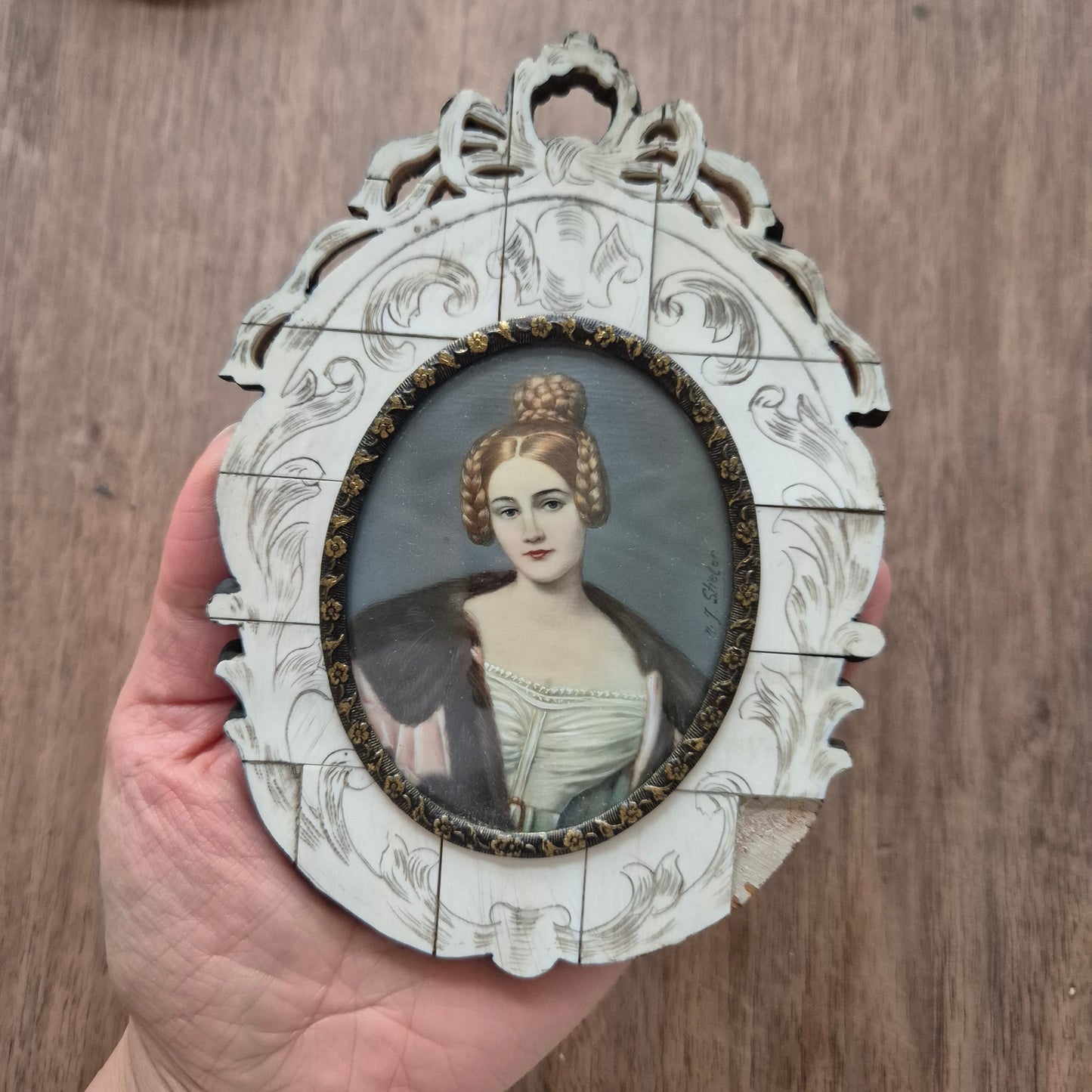 Antike viktorianische Miniaturmalerei / Lupenmalerei Porträt "Caroline von Holnstein" auf Bein / Porzellan Holz