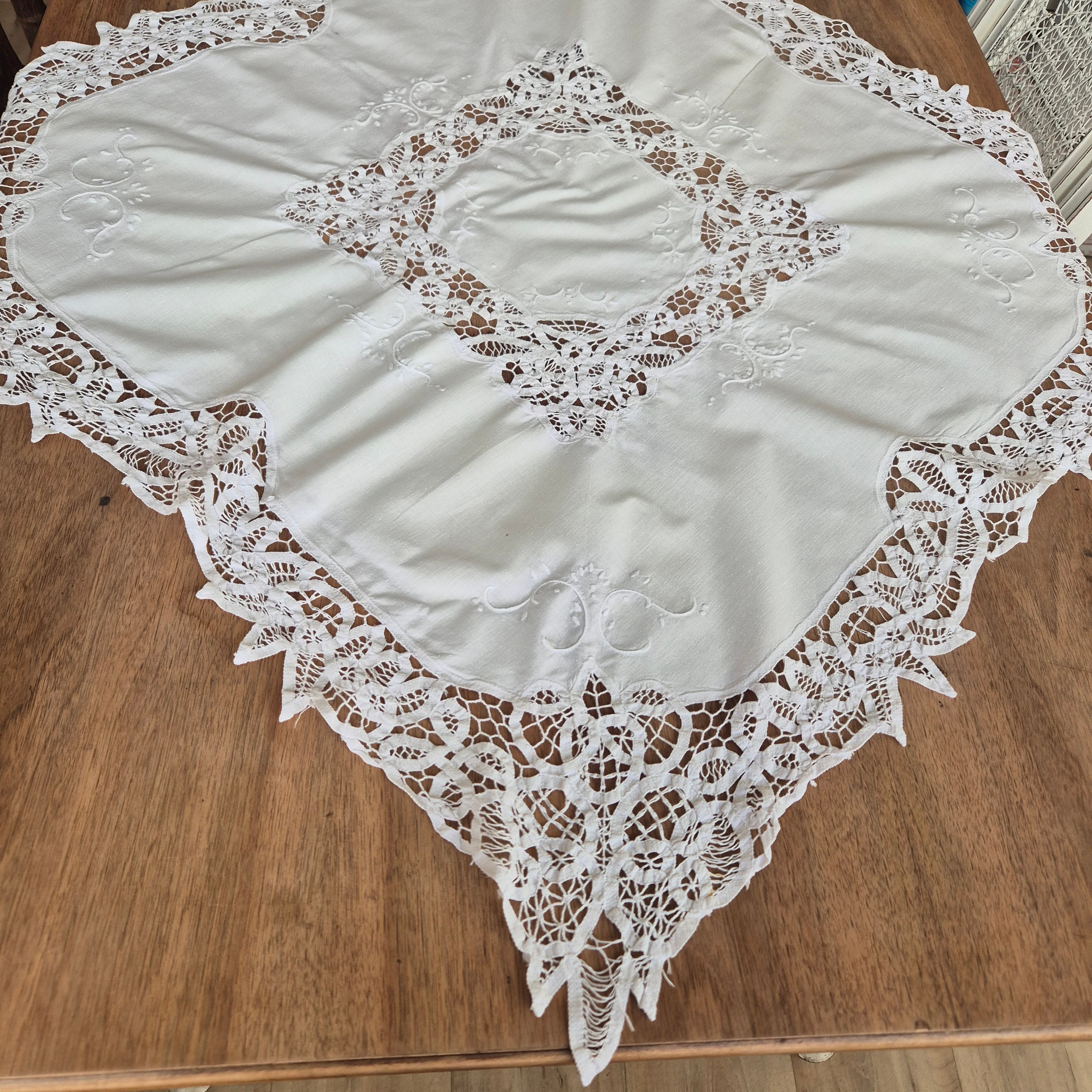 Antike viktorianische Spitzen Tischdecke gehäkelt geklöppelt weiß 85x85cm (Stockflecken Rückseite)