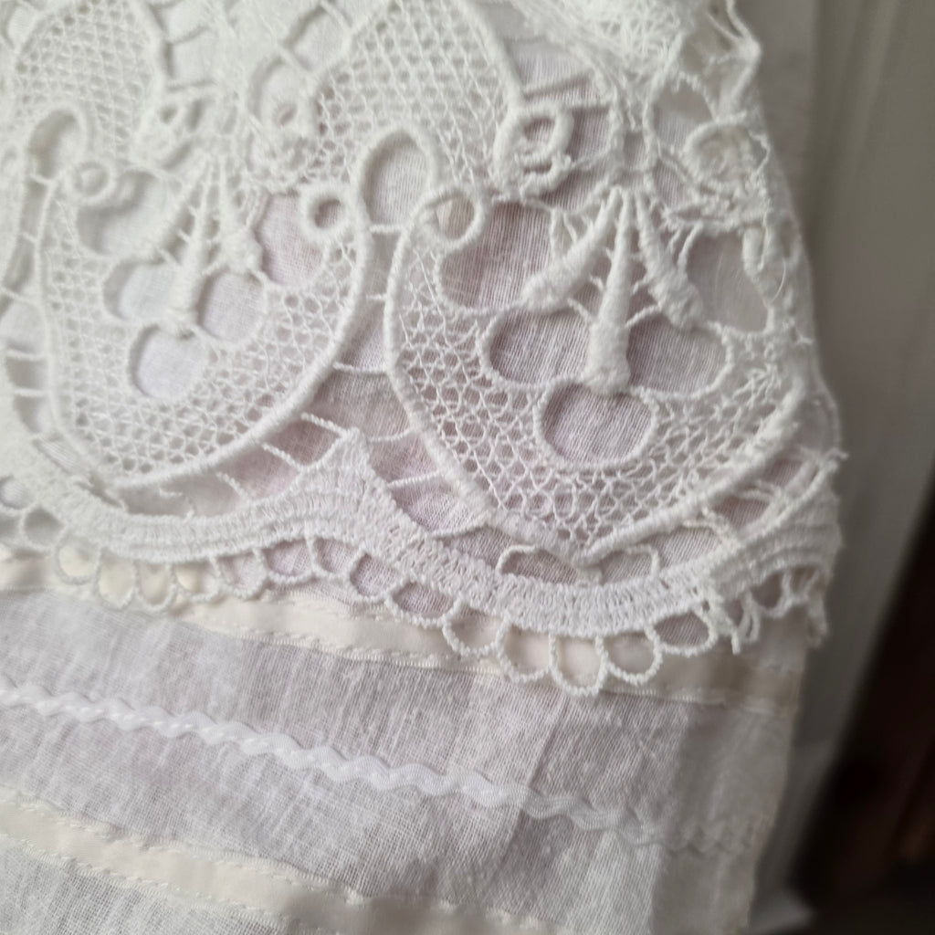 Romantisches Vintage Trägerkleid – Weißes Halbleinen & Spitze (Handgemachtes Unikat)