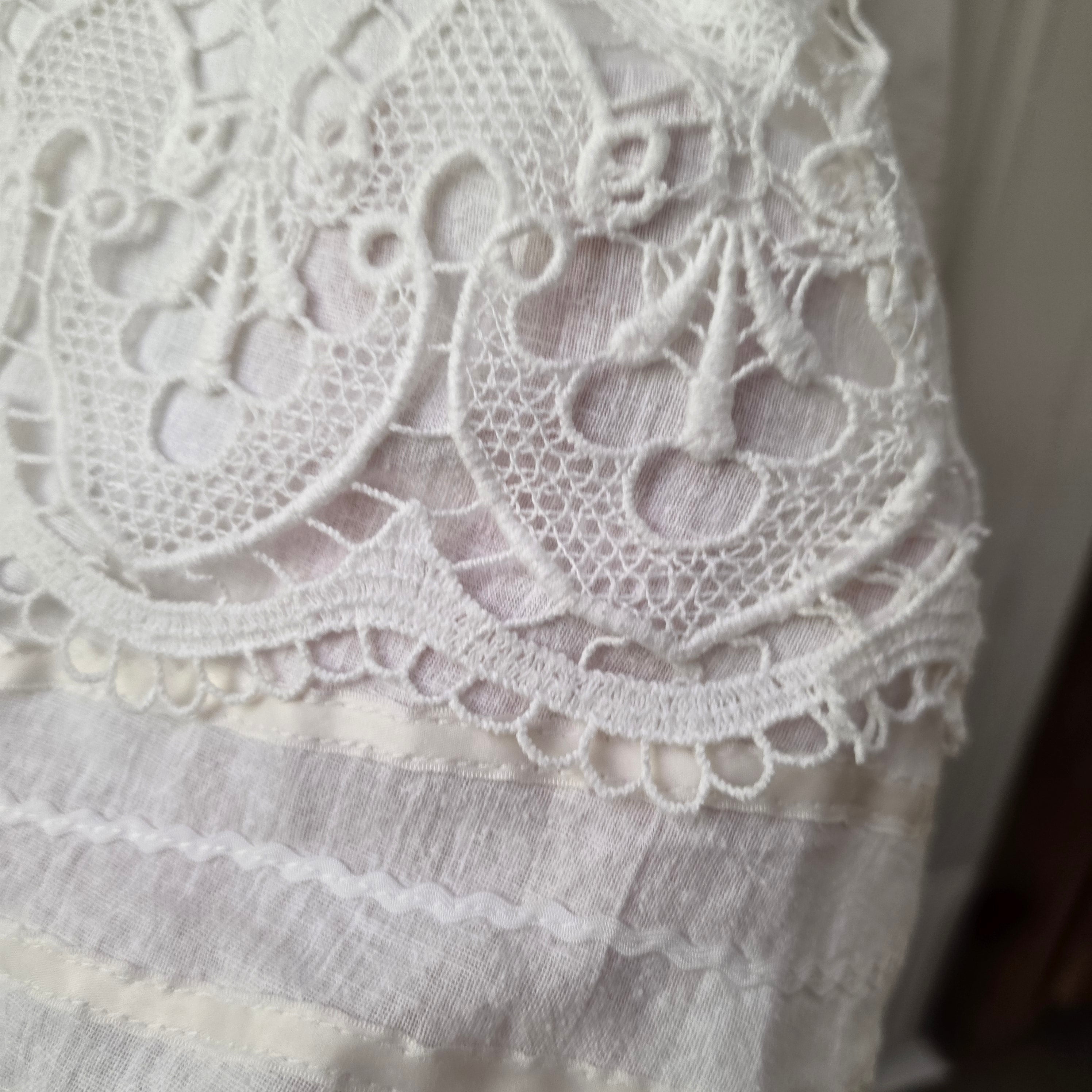 Romantisches Vintage Trägerkleid – Weißes Halbleinen & Spitze (Handgemachtes Unikat)