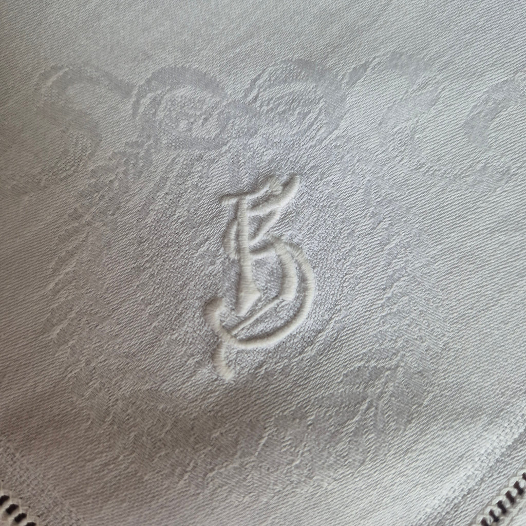 Antike Jugendstil Mitteldecke / Serviette mit Monogramm R.S weiß Damast