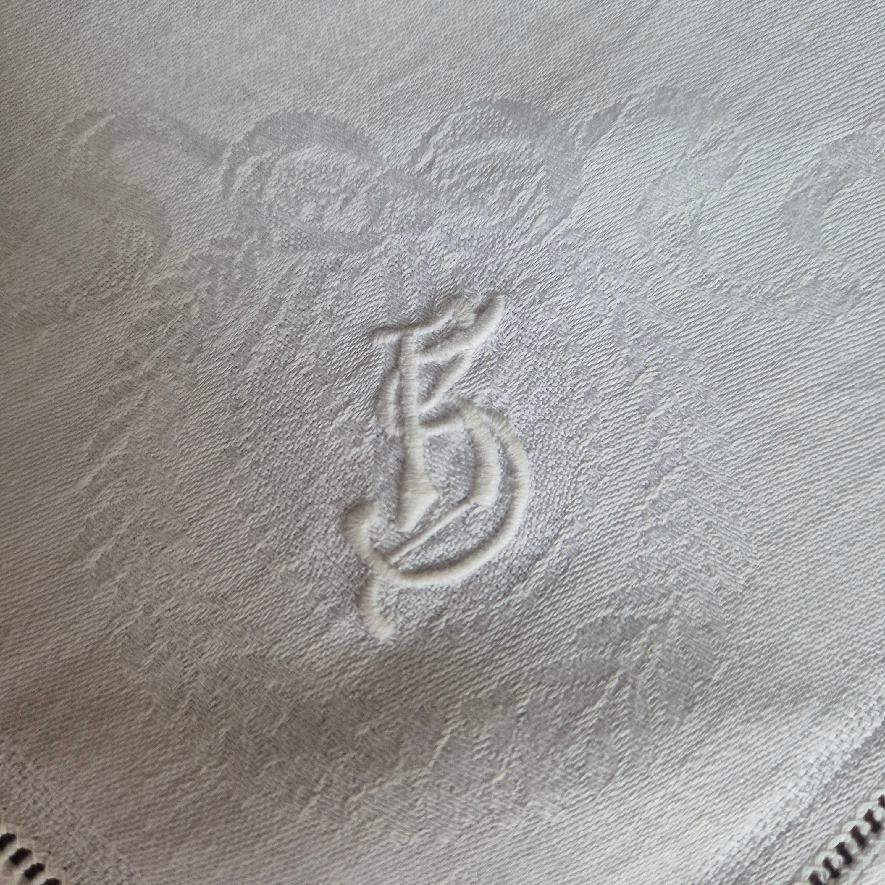 Antike Jugendstil Mitteldecke / Serviette mit Monogramm R.S weiß Damast