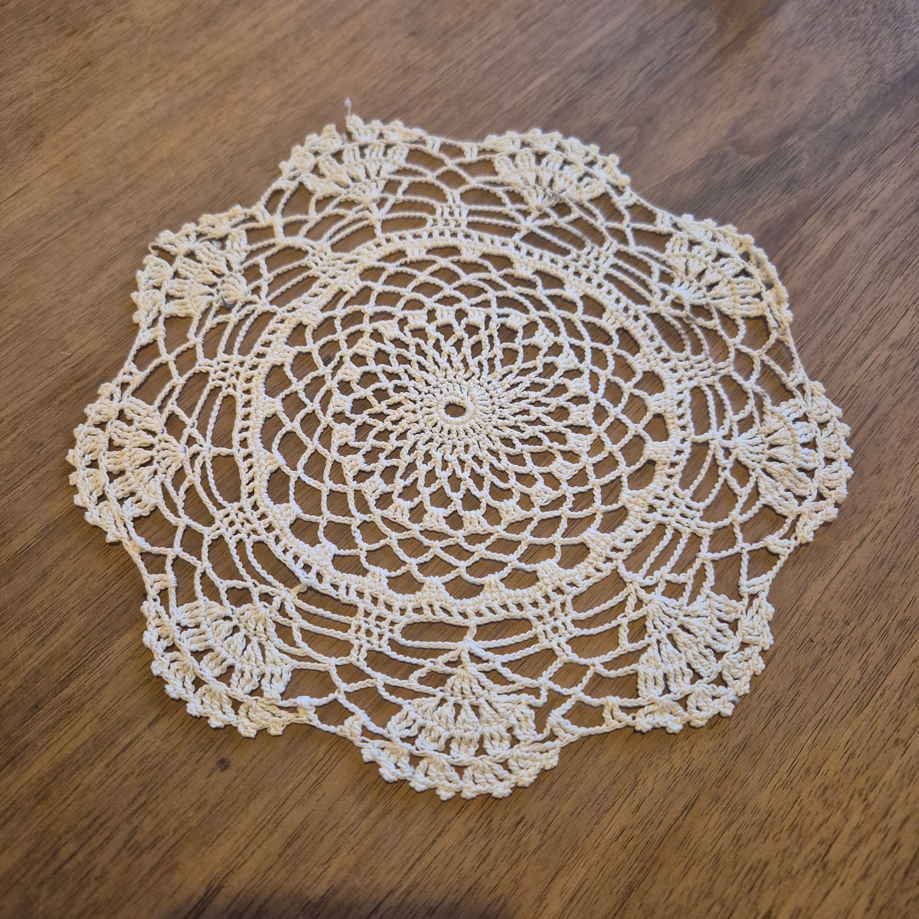 Kleines gehäkeltes/geklöppektes Zierdeckchen Napperon Vintage 22cm