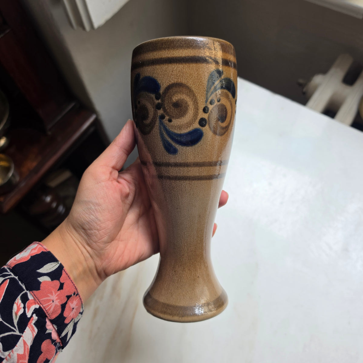 Handgemachte Vintage-Keramikvase mit blauer Ritzdekor-Malerei - Bier
