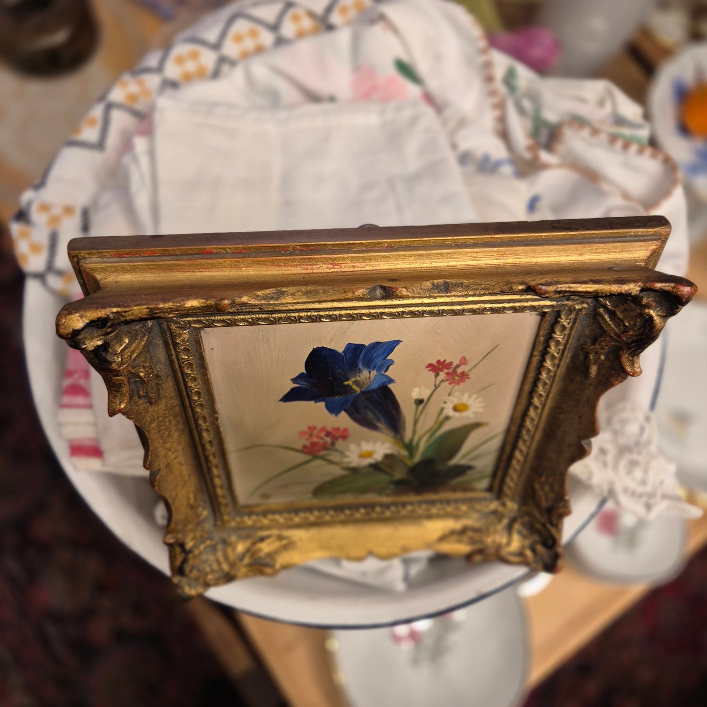 Altes gerahmtes Blumenbild blauer Enzian im Barock Stil Ölmalerei