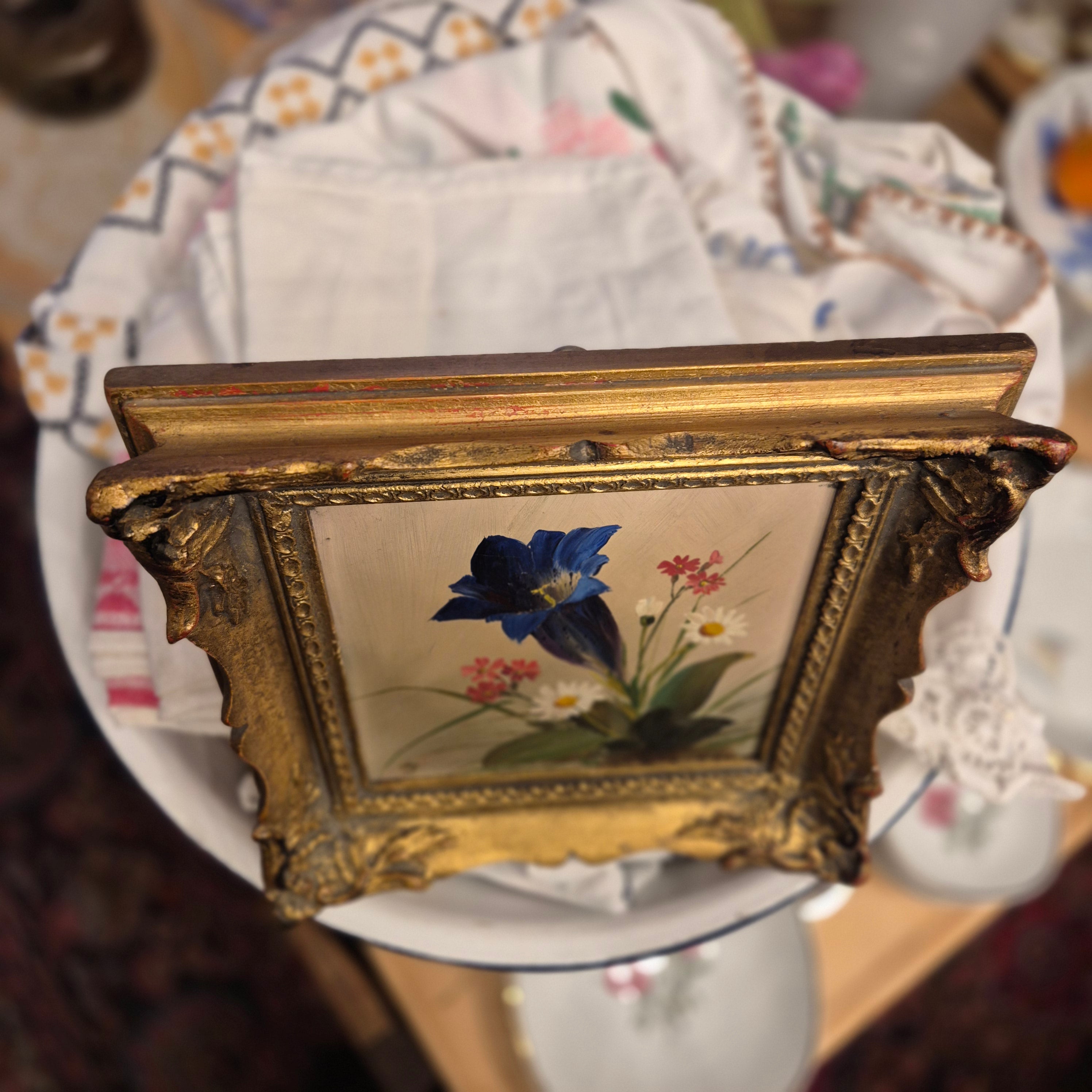 Altes gerahmtes Blumenbild blauer Enzian im Barock Stil Ölmalerei