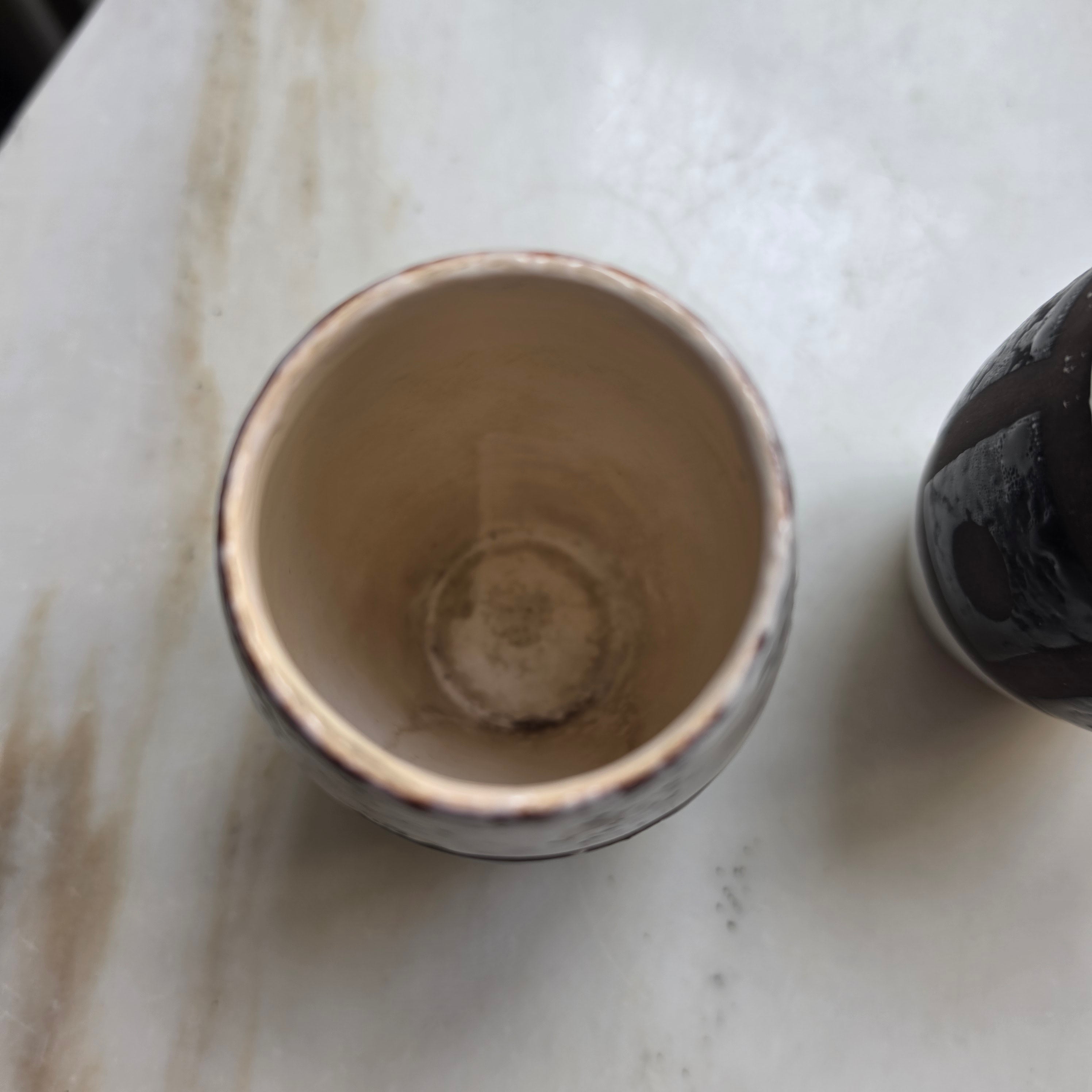 2x Alte Vintage Keramik Becher Mate oder als kleine Vasen braun beige