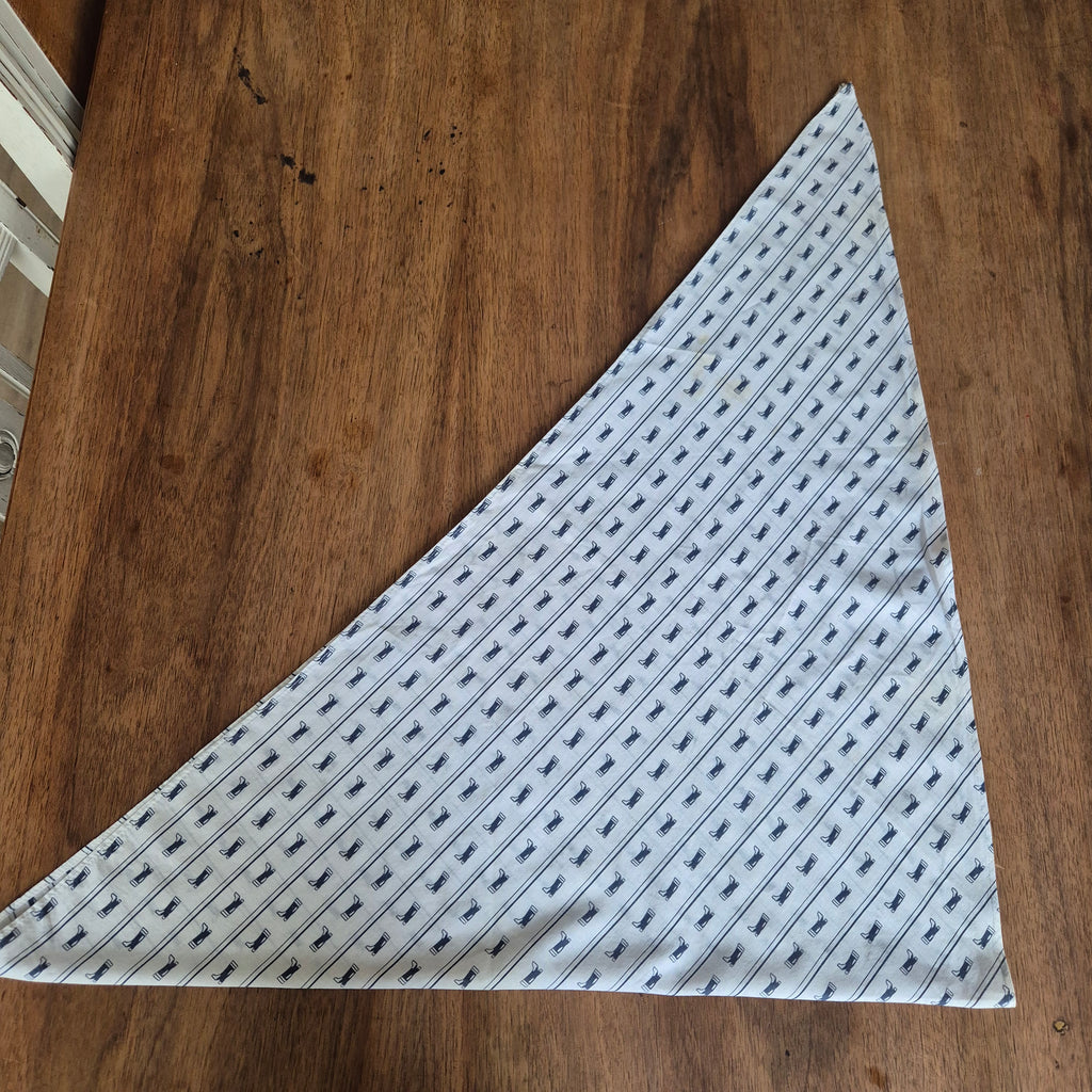 Dreiecktuch Vintage weiß blau mit Stiefelmotiv  Halstuch Kopftuch 120x80cm