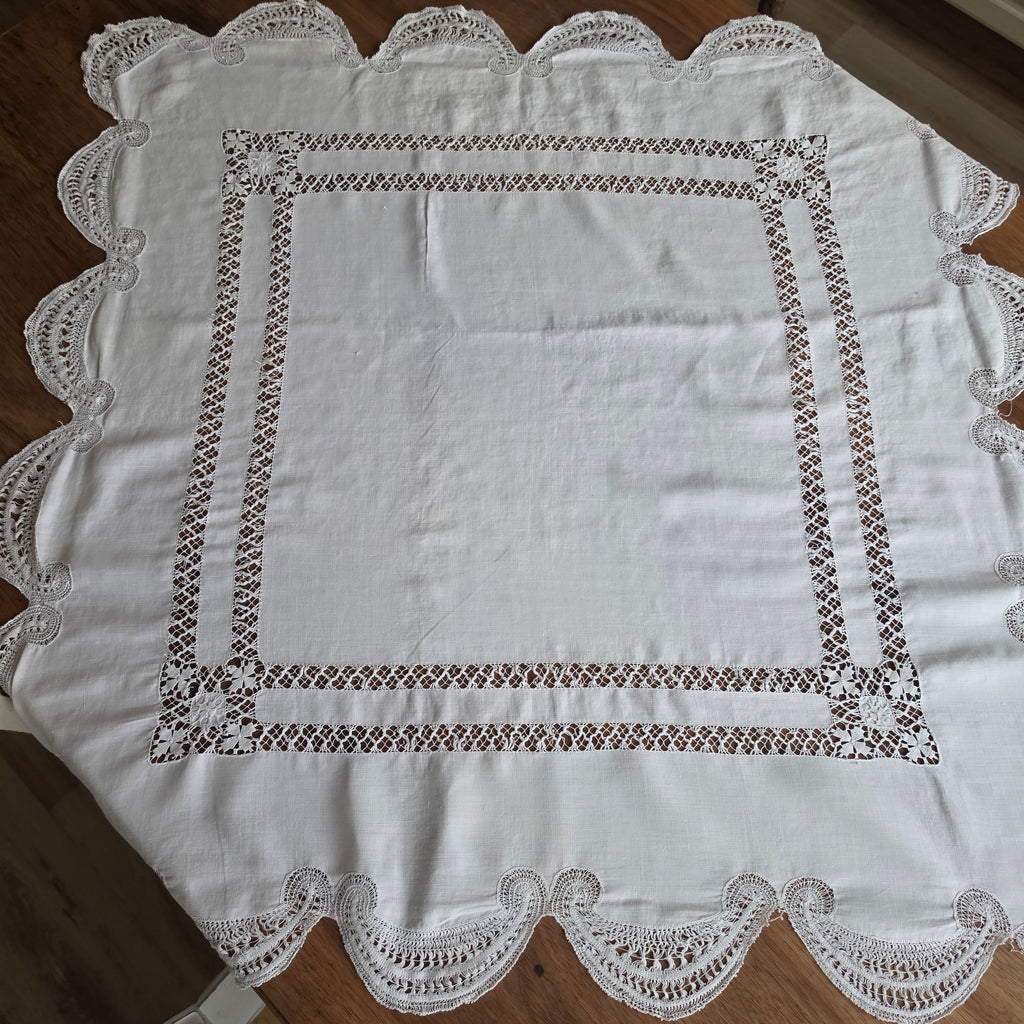 Antike Baumwoll-Tischdecke mit opulenten Spitzenbögen & Durchbruchsarbeit - um 1900 - 83x83cm