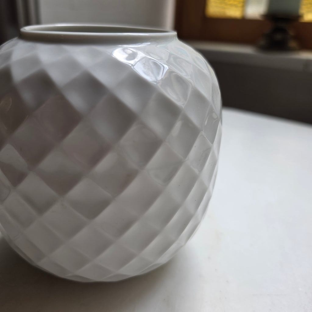 Vintage Thomas Porzellan Vase „Aruba“ - Rosenthal Gruppe – Weißes Rautenmuster - Relief - Mid-Century Modern
