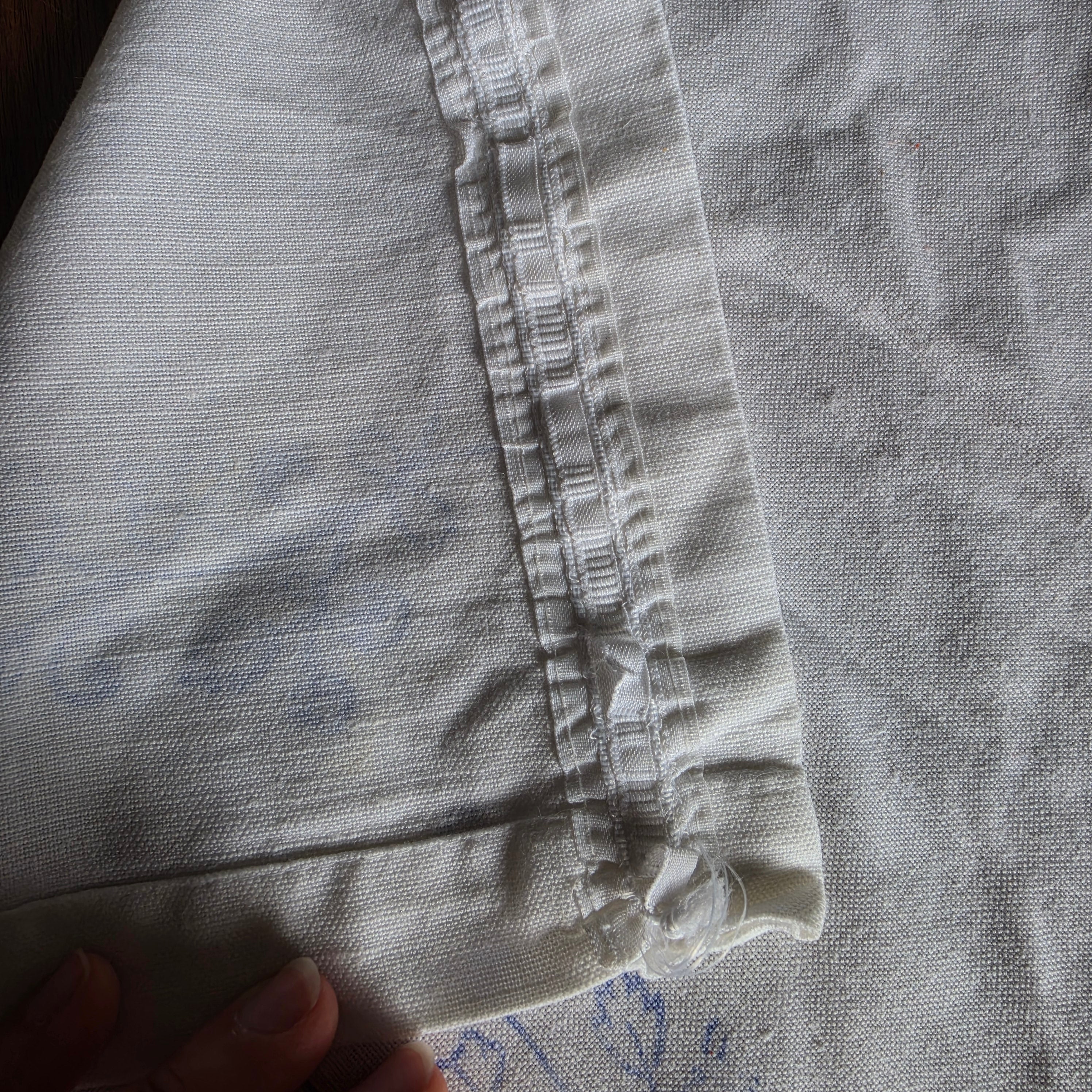 Original DDR Vintage Gardine - Weißer Vorhang mit blauem Grafik-Druck links Ostalgie 117x172cm