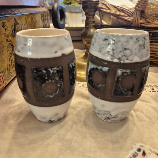 2x Alte Vintage Keramik Becher Mate oder als kleine Vasen braun beige