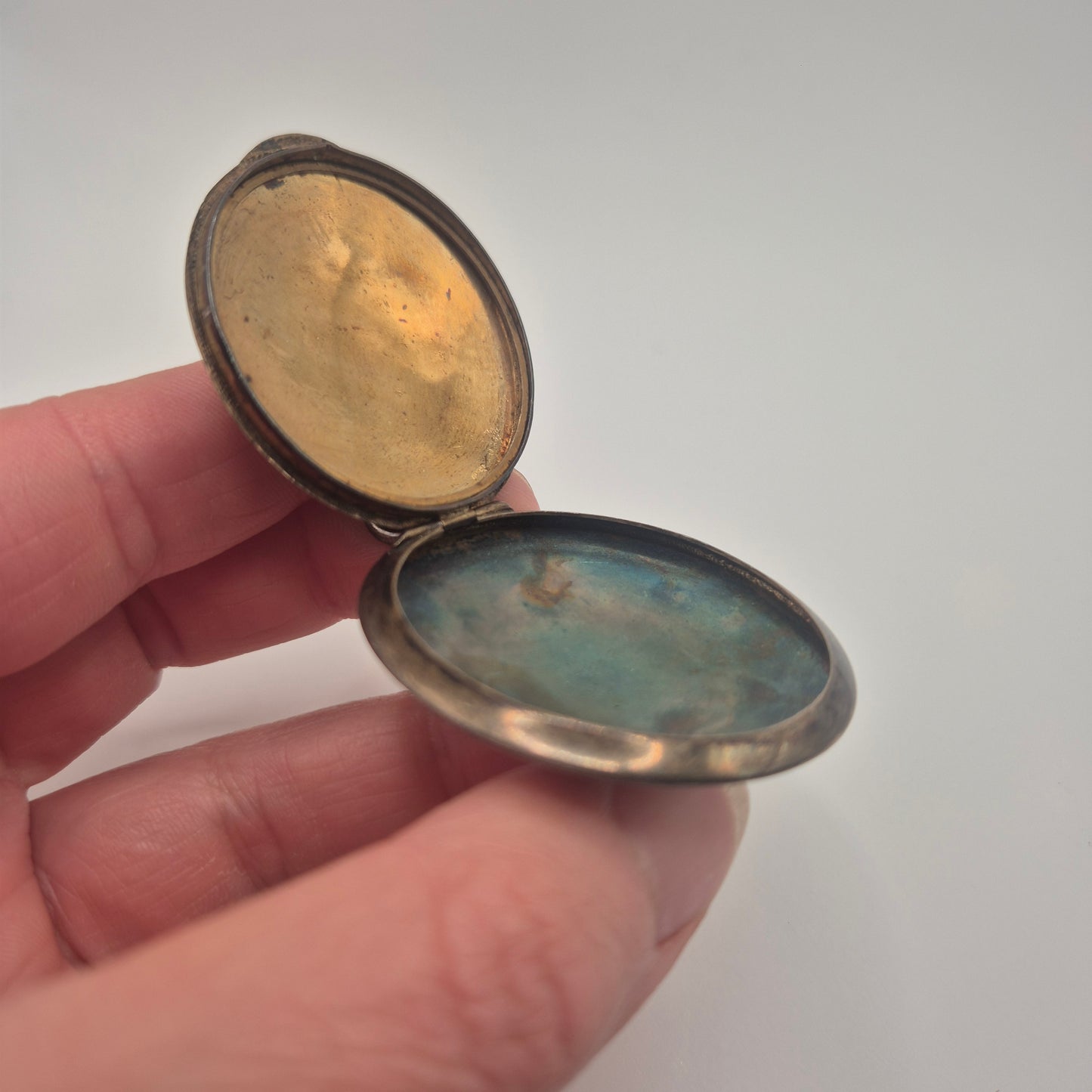 Charmante Vintage-Metalldose – Romantisches Rosen-Design mit Guilloché-Emaille