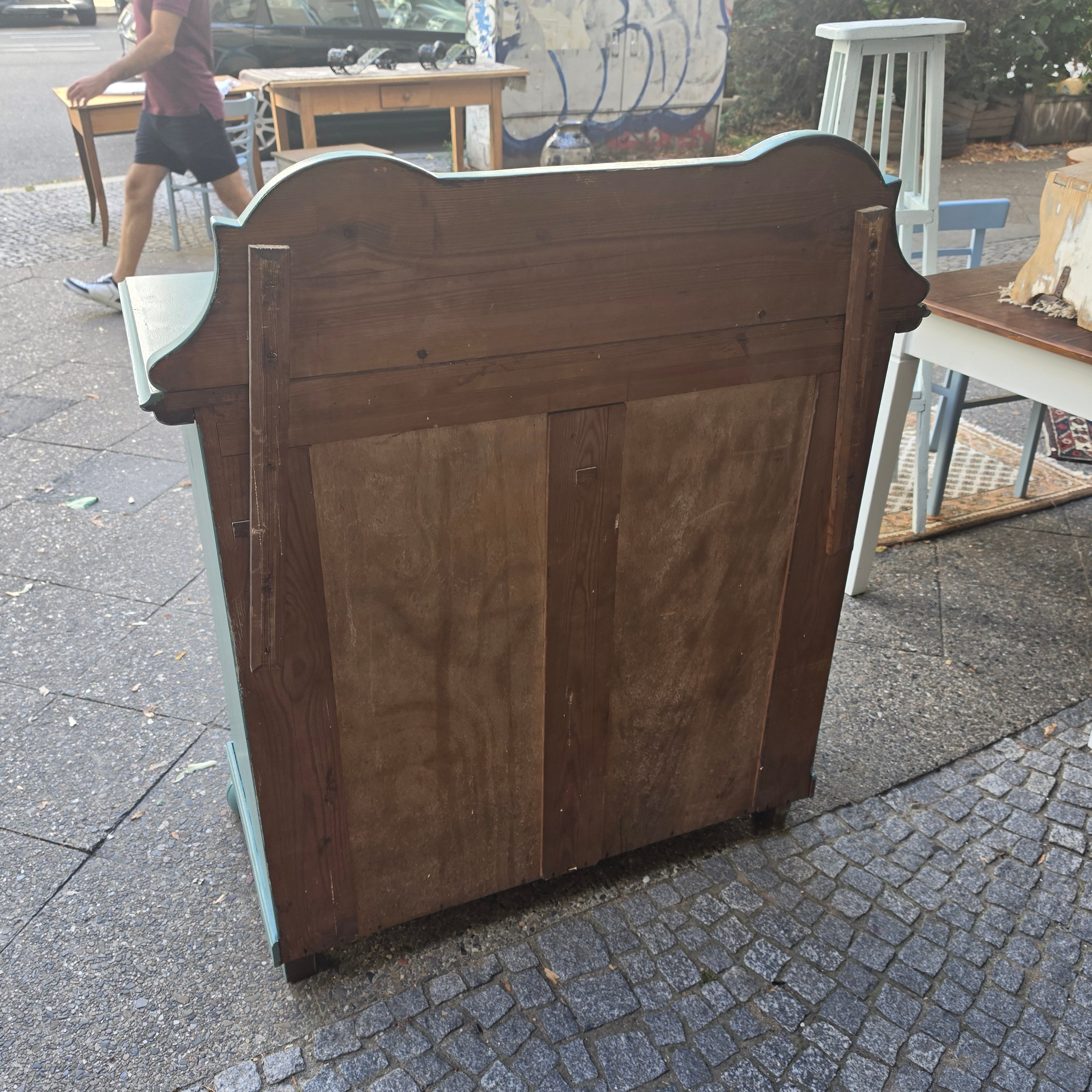 Antike Kommode mit Aufsatz im Shabby-Chic-Look – Salbeigrün mit Messingbeschlägen