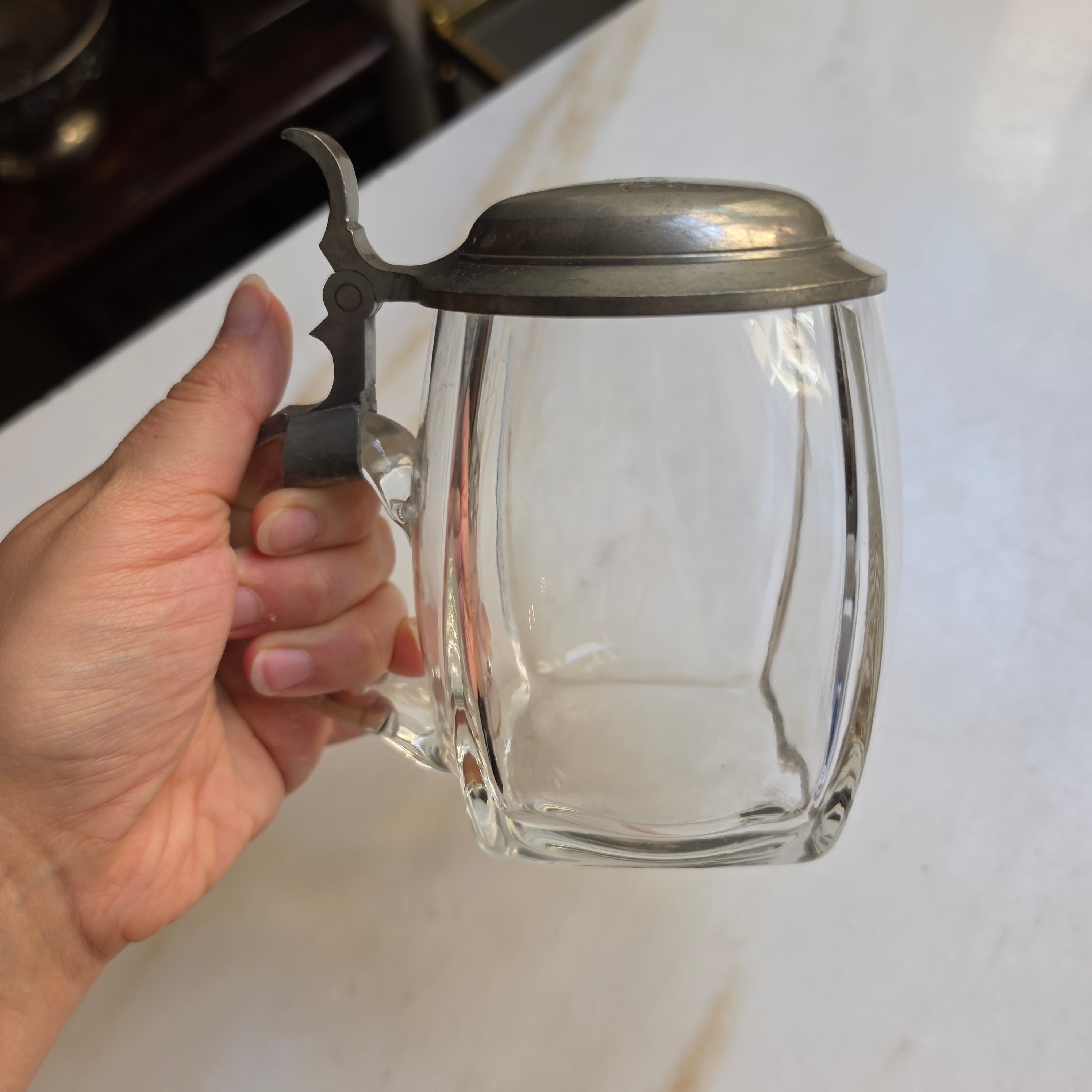 Antiker Glasbierkrug mit Zinndeckel – Historische „R. Schwamm“ Gravur
