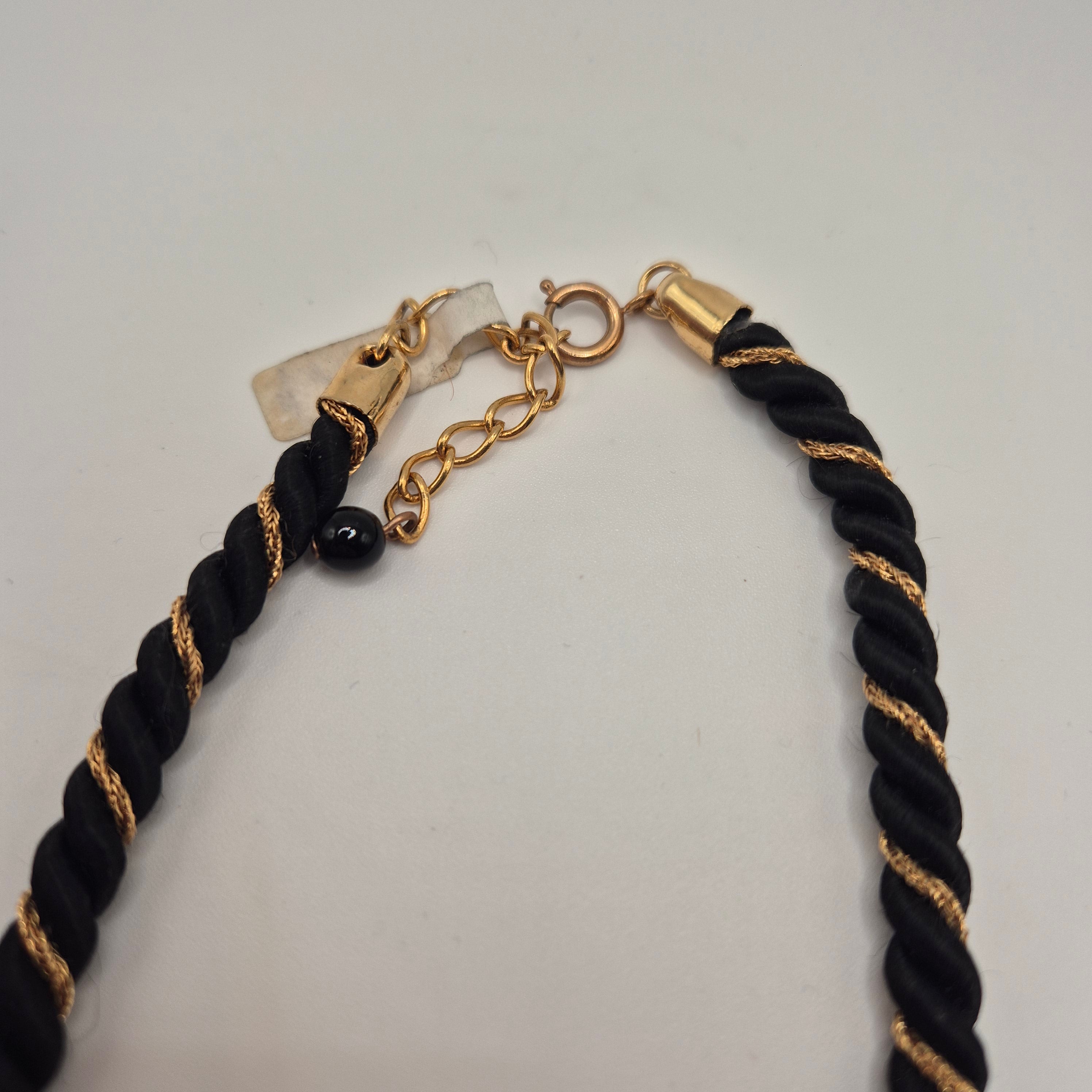 Vintage Halskette aus Stoffkordel mit schwarzem Apfel Anhänger edel Unikat Handmade 80er Jahre gold schwarz