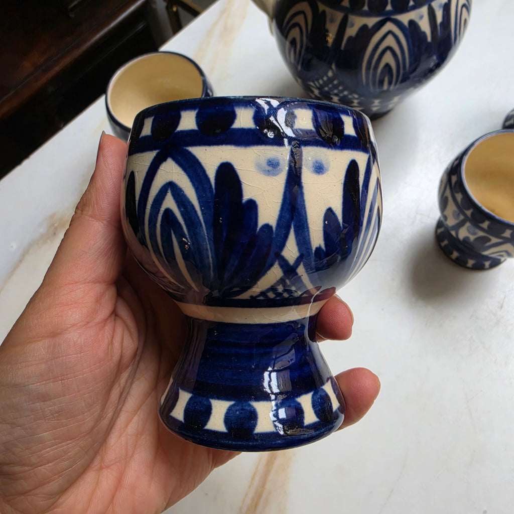 Vintage Keramik Wasser-Set - Saft-Set - Krug mit 4 Kelchen - Bechern - Blau-Weiß Handgemalt