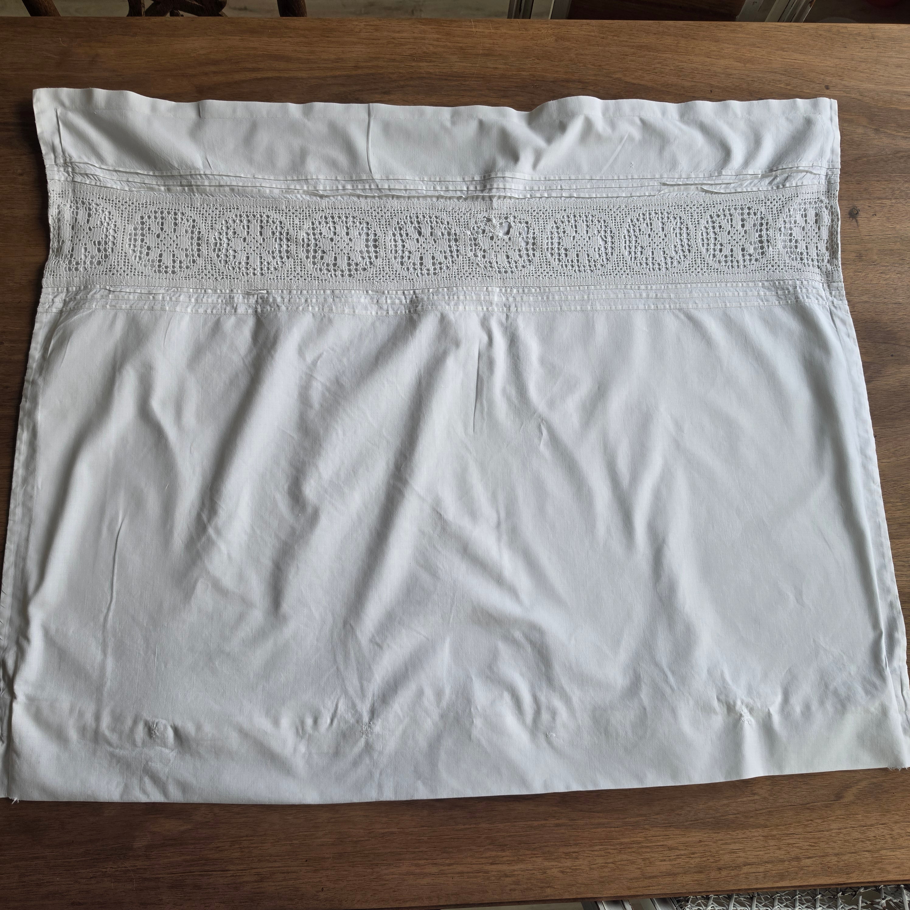 Baumwolle Upcycling-Potenzial pur: Shabby Chic Kissenhülle mit Häkelspitze - 65x75cm