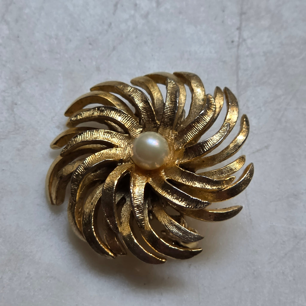Vintage-Eleganz: Goldene Perlen-Brosche im Wirbel-Design 60er Jahre