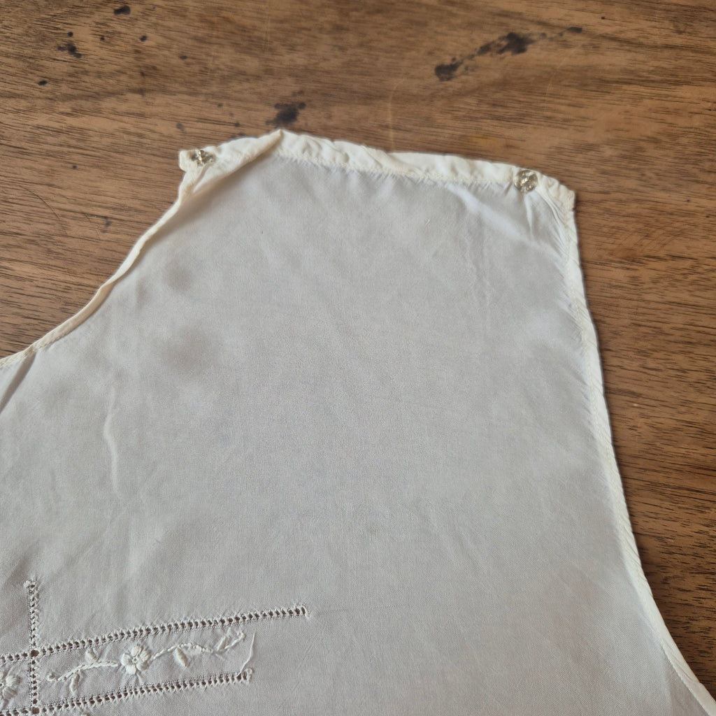 Unvollendete Näharbeit aus den 70er Jahren Weste Taille Kleid weiß Stoffrest