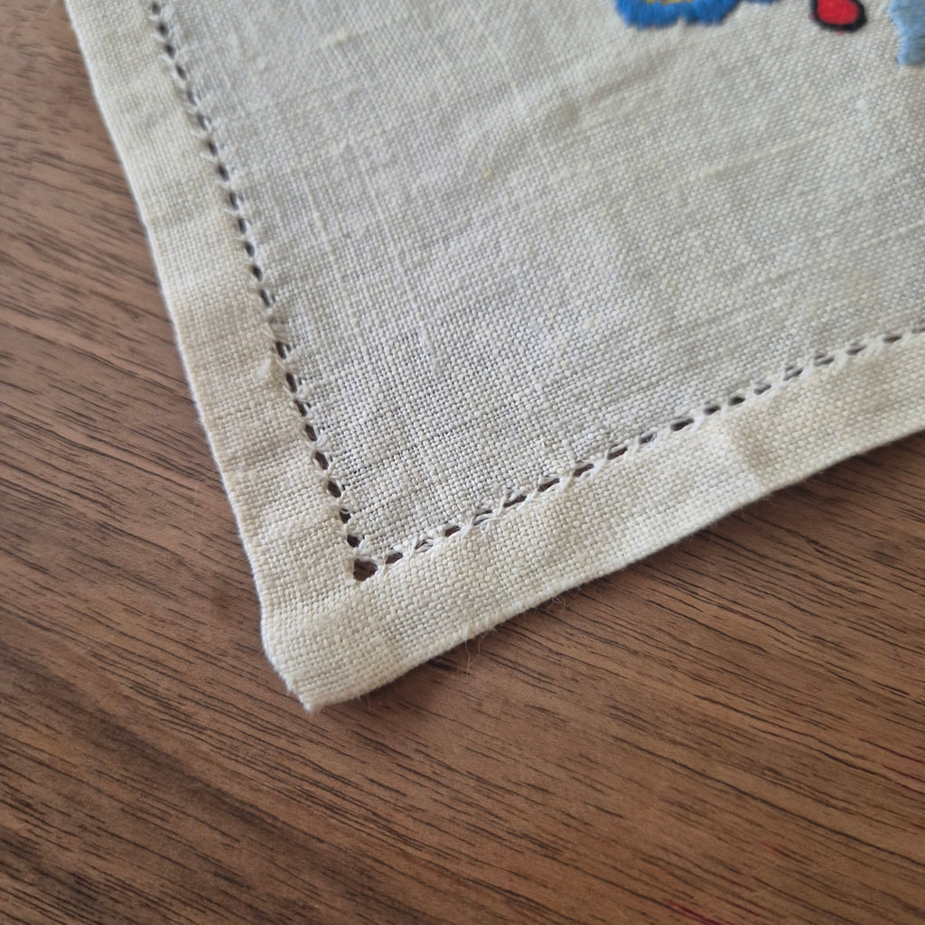 Vintage DDR kleines Zierdeckchen Handbestickt  27x29cm