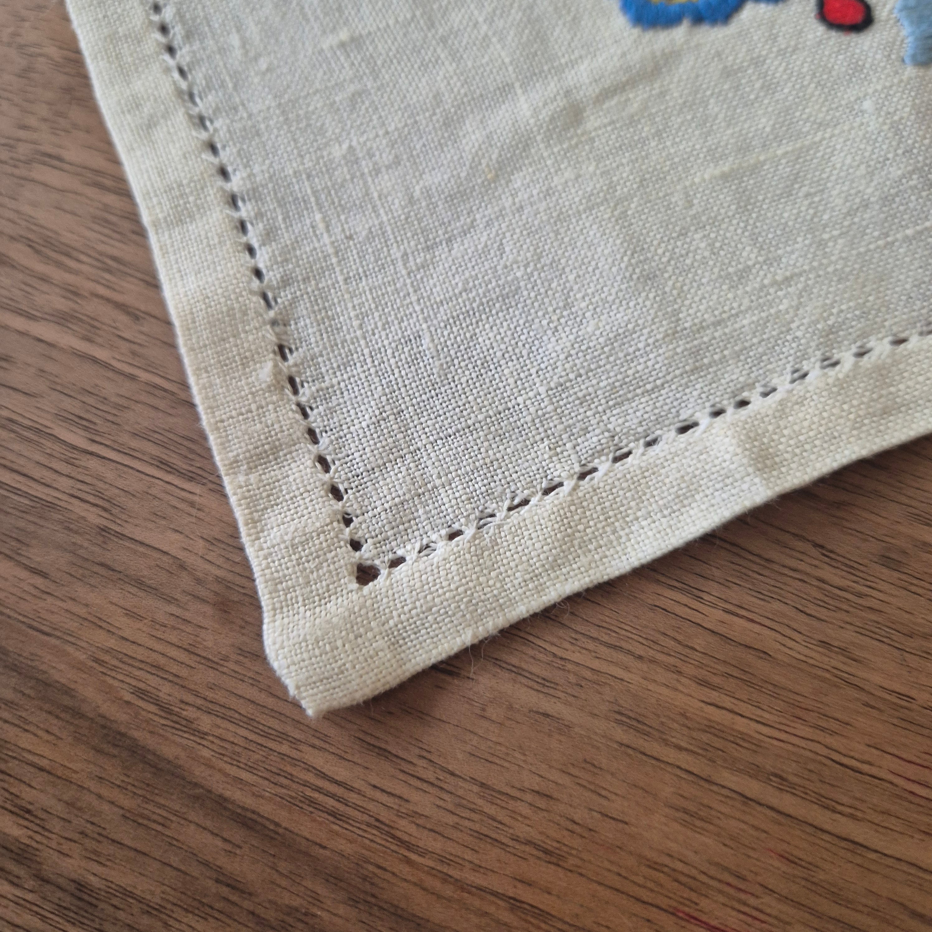 Vintage DDR kleines Zierdeckchen Handbestickt  27x29cm