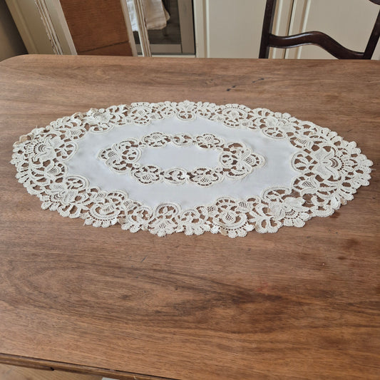 Antikes viktorianisches Zierdeckchen creme gehäkelt geklöppelt 42x80cm oval