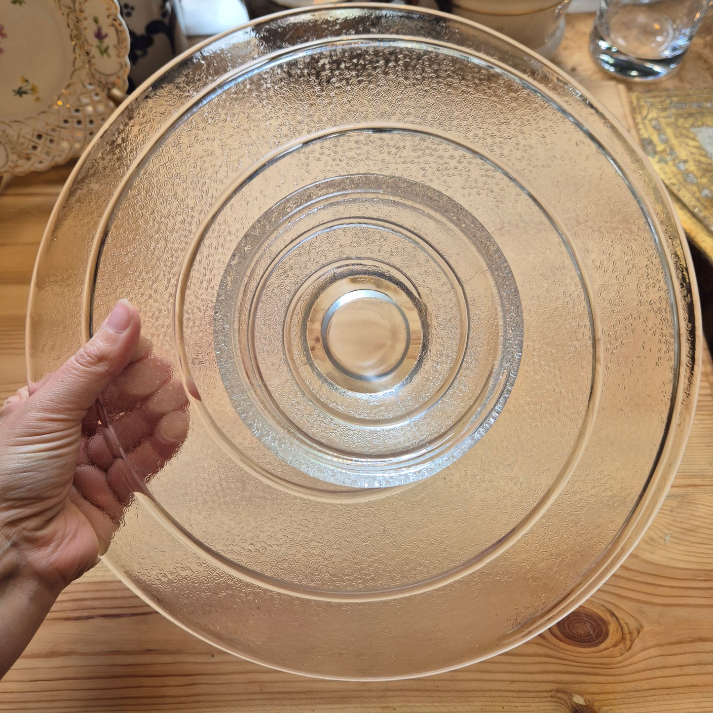 Alte transparente vintage Tortenplatte Ständer auf Fuß stabil Strudel