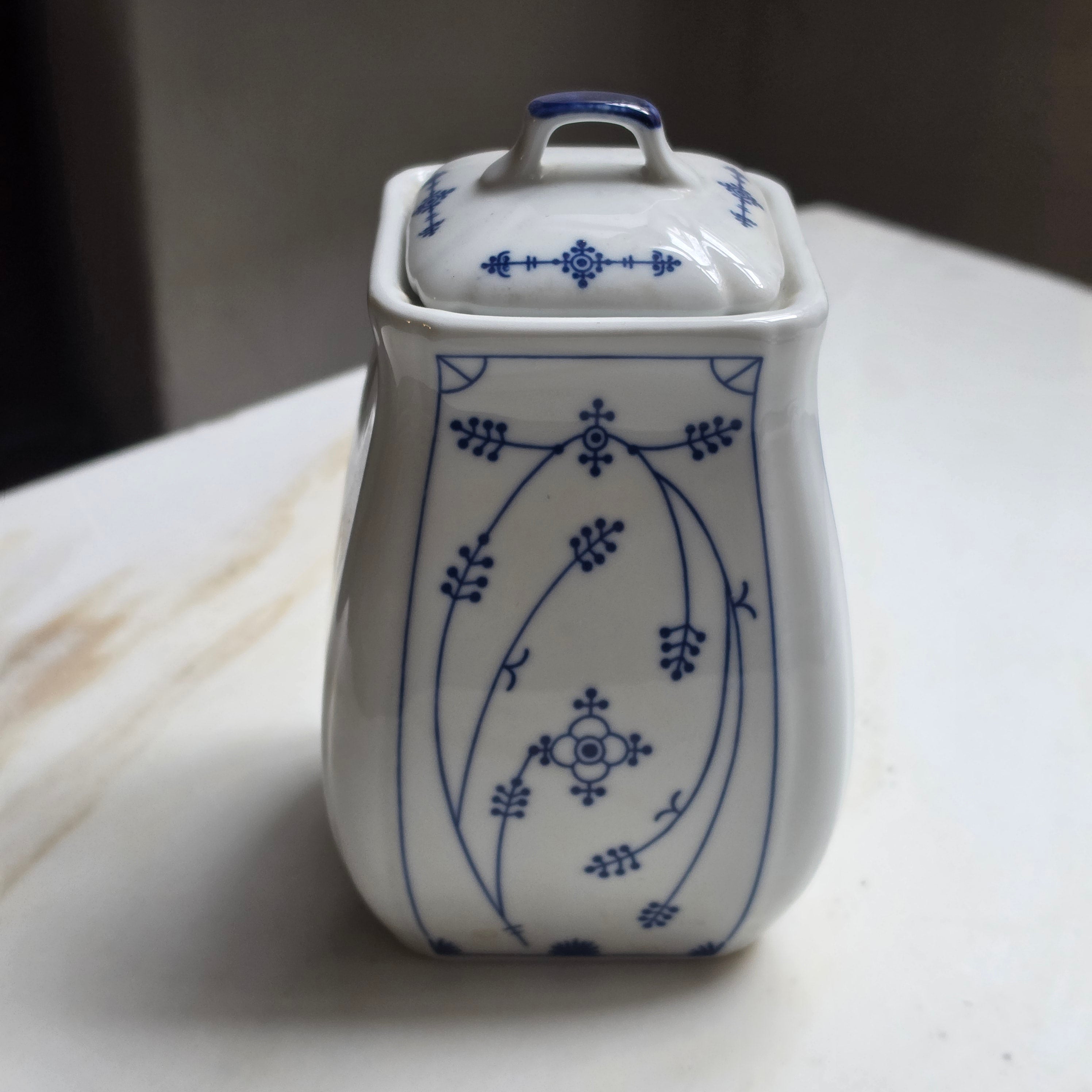 Antike Mehldose aus Porzellan mit Deckel – Zwiebelmuster / Strohmuster Blau-Weiß – Vintage Vorratsdose Küche
